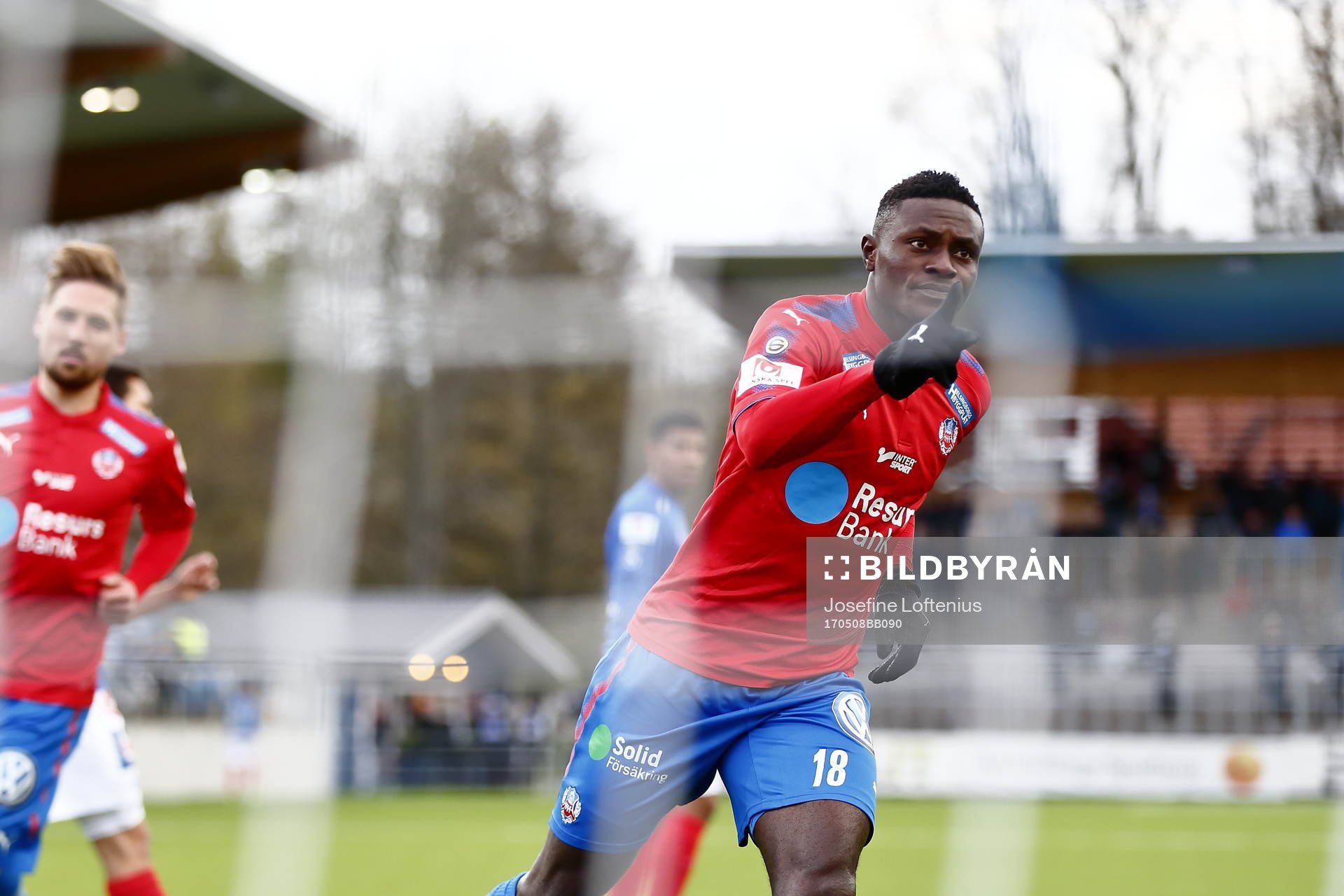 Helsingborgs Oke Akpoveta jublar efter mål 0-1 på straff under fotbollsmatchen i Superettan mellan Åtvidaberg och Helsingborg den 8 maj 2017 i Åtvidaberg.