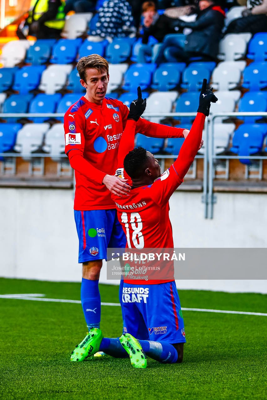 Helsingborgs Oke Akpoveta jublar efter 0-2 under fotbollsmatchen i Superettan mellan Åtvidaberg och Helsingborg den 8 maj 2017 i Åtvidaberg.