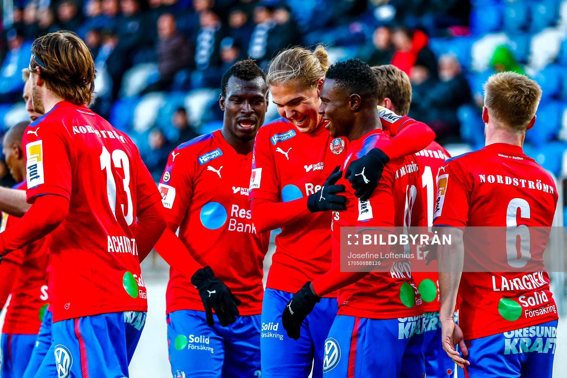Helsingborgs Oke Akpoveta jublar med lagkamraterna efter 0-2 under fotbollsmatchen i Superettan mellan Åtvidaberg och Helsingborg den 8 maj 2017 i Åtvidaberg.