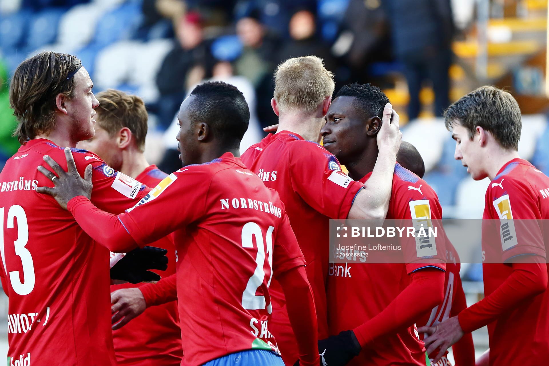 Helsingborgs Oke Akpoveta blir omkramad efter att ha gjort mål 0-2 under fotbollsmatchen i Superettan mellan Åtvidaberg och Helsingborg den 8 maj 2017 i Åtvidaberg.