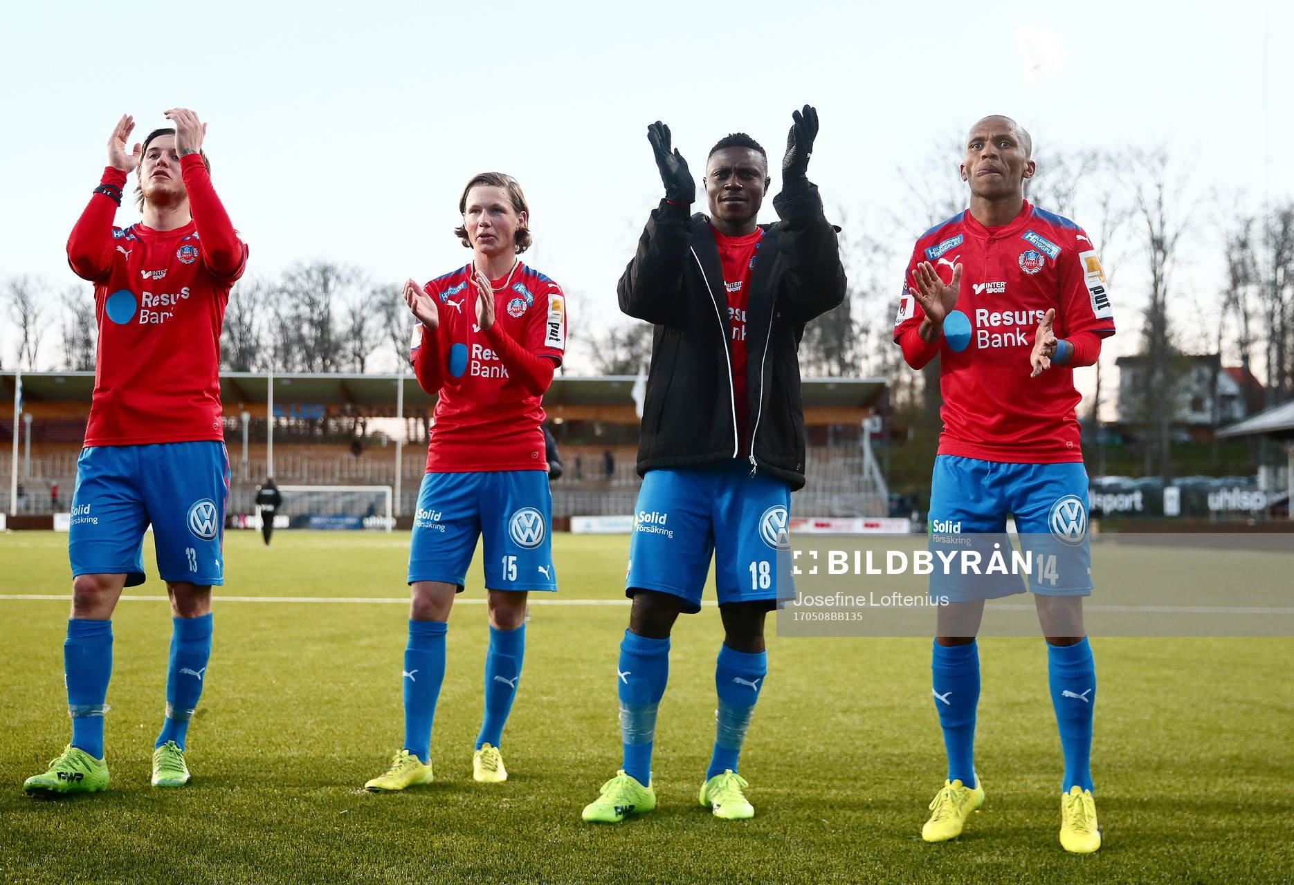 Helsingborgs Oke Akpoveta (andra från höger) jublar med