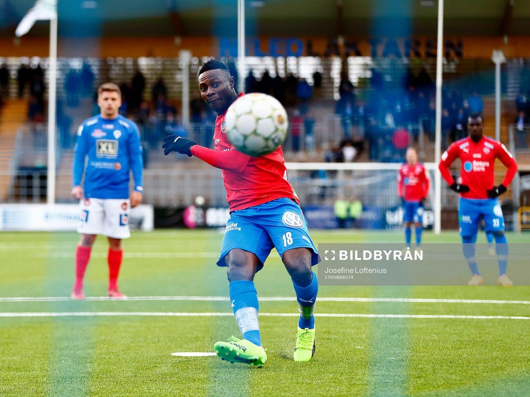 Helsingborgs Oke Akpoveta gör mål 0-1 på straff