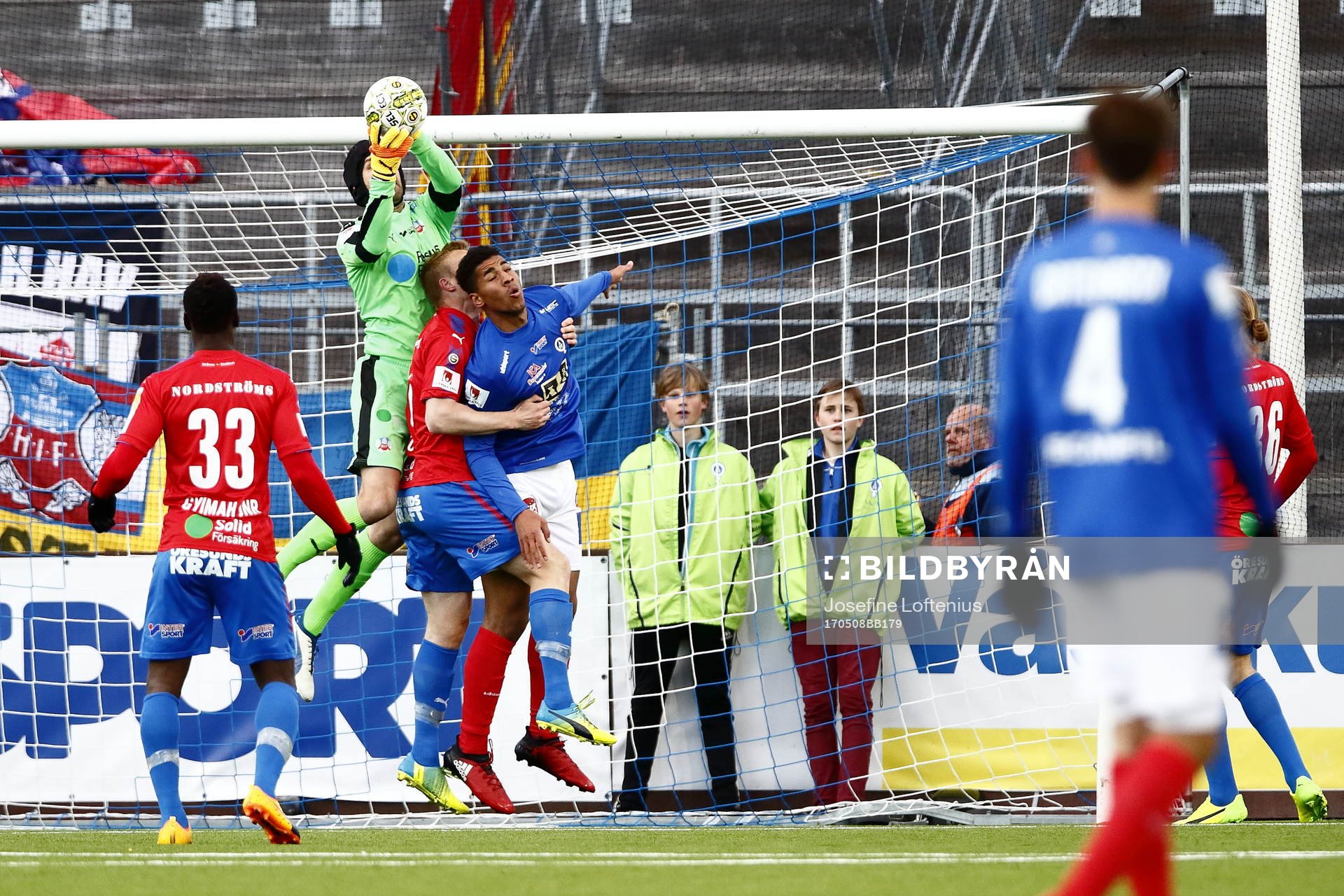 Helsingborgs Matthew Robert Pyzdrowski räddar bollen