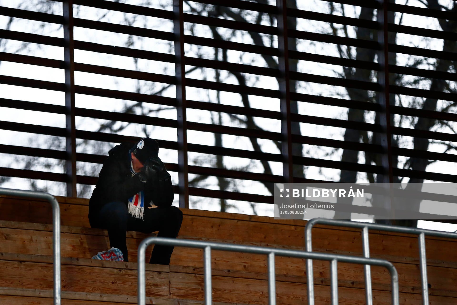 Åtvidabergssupporter sitter ensam kvar på läktaren