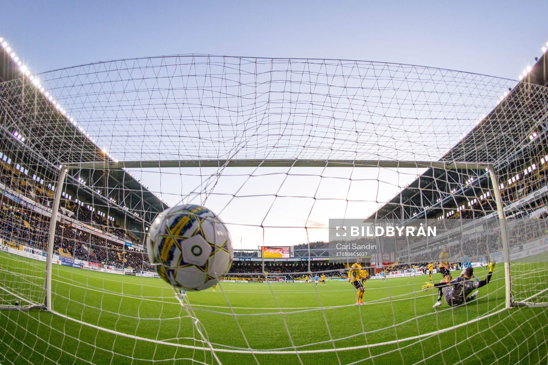 Malmö FFs Pawel Cibicki gör 0-1 bakom Elfsborgs målvakt