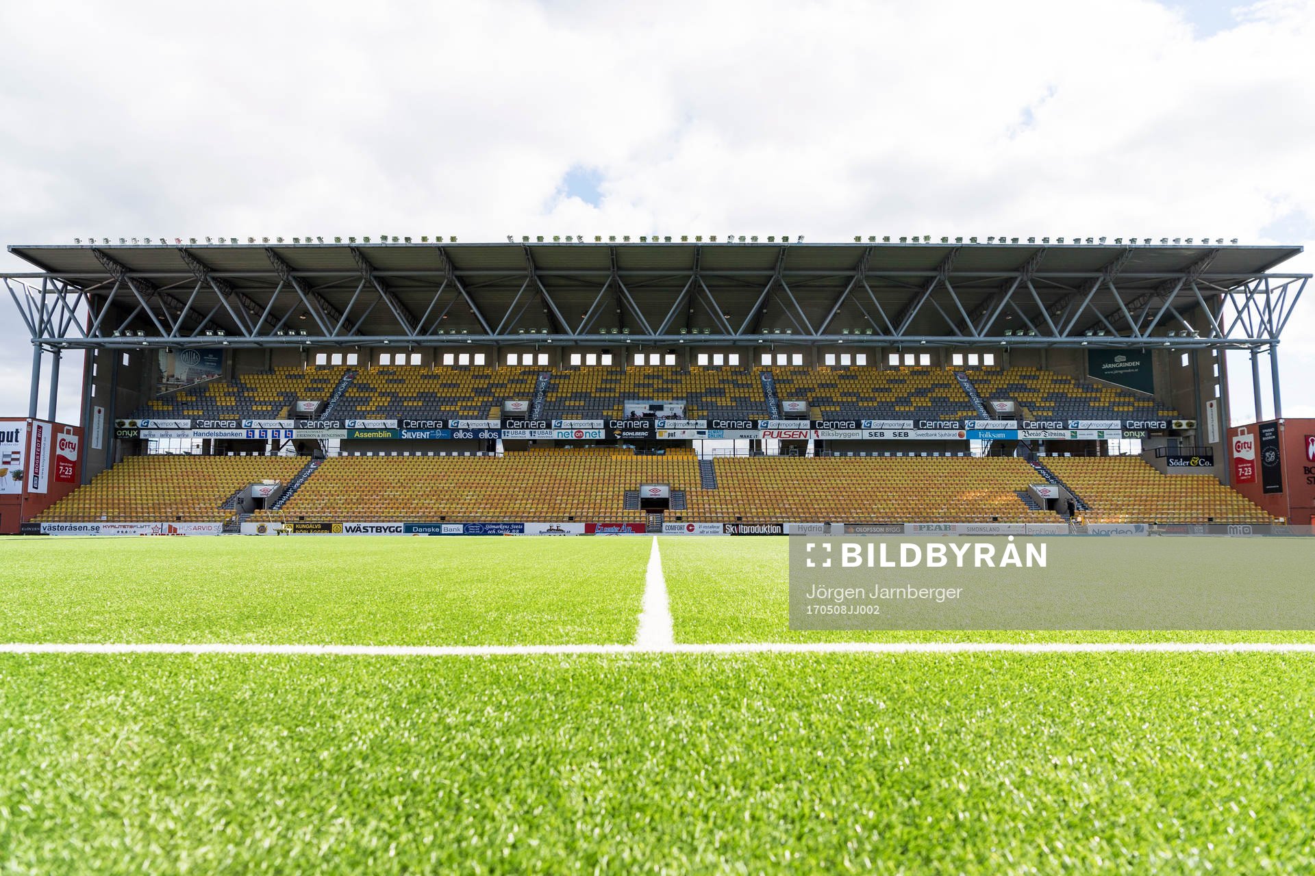 Konstgräs och läktare på Borås arena