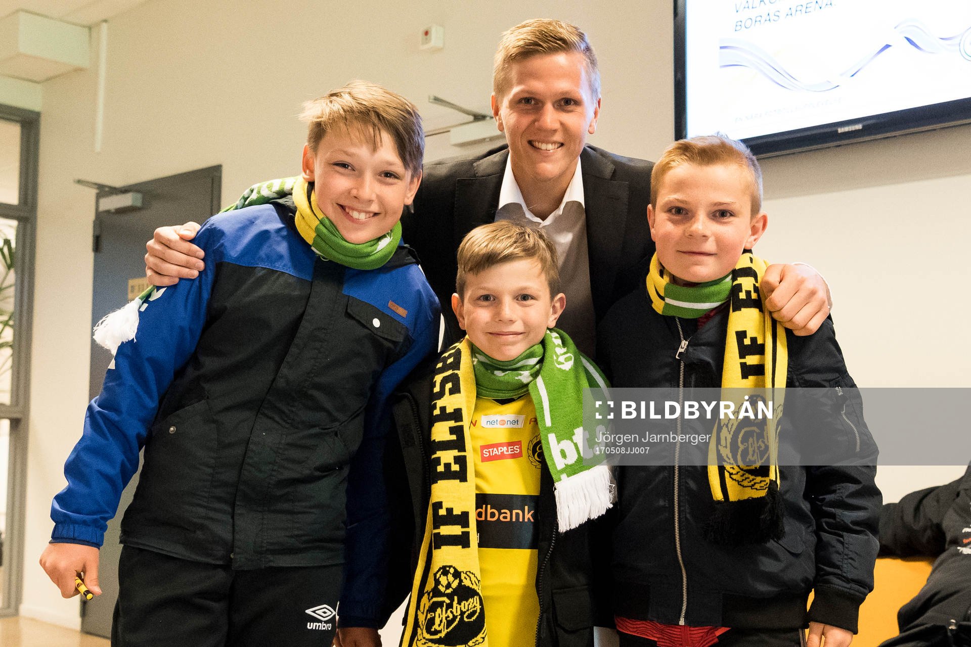 Elfsborgs Joakim Nilsson poserar med unga supportrar