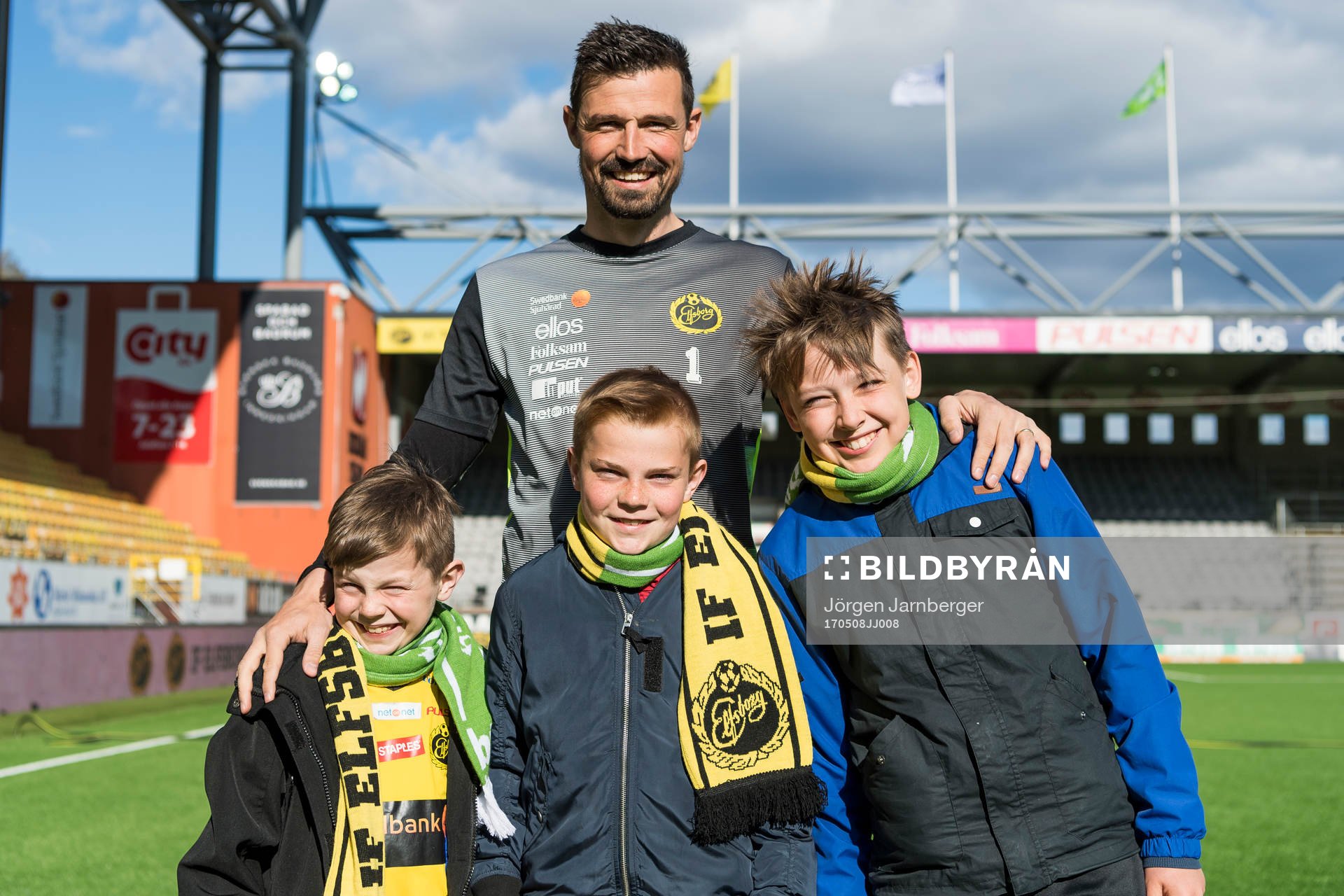 Elfsborgs målvakt Kevin Stuhr Ellegaard poserar med unga