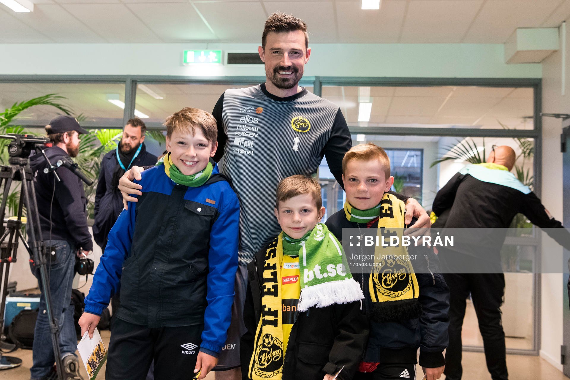 Elfsborgs målvakt Kevin Stuhr Ellegaard poserar med unga