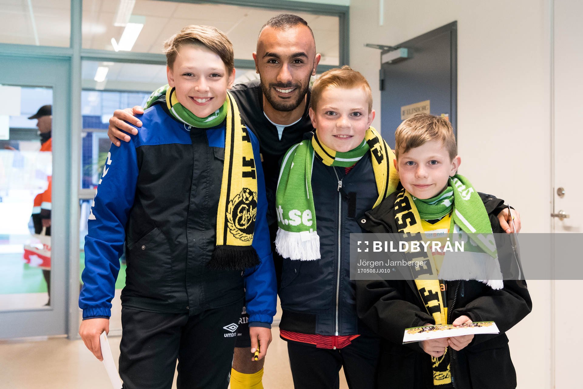 Elfsborgs Issam Jebali poserar med unga supportrar