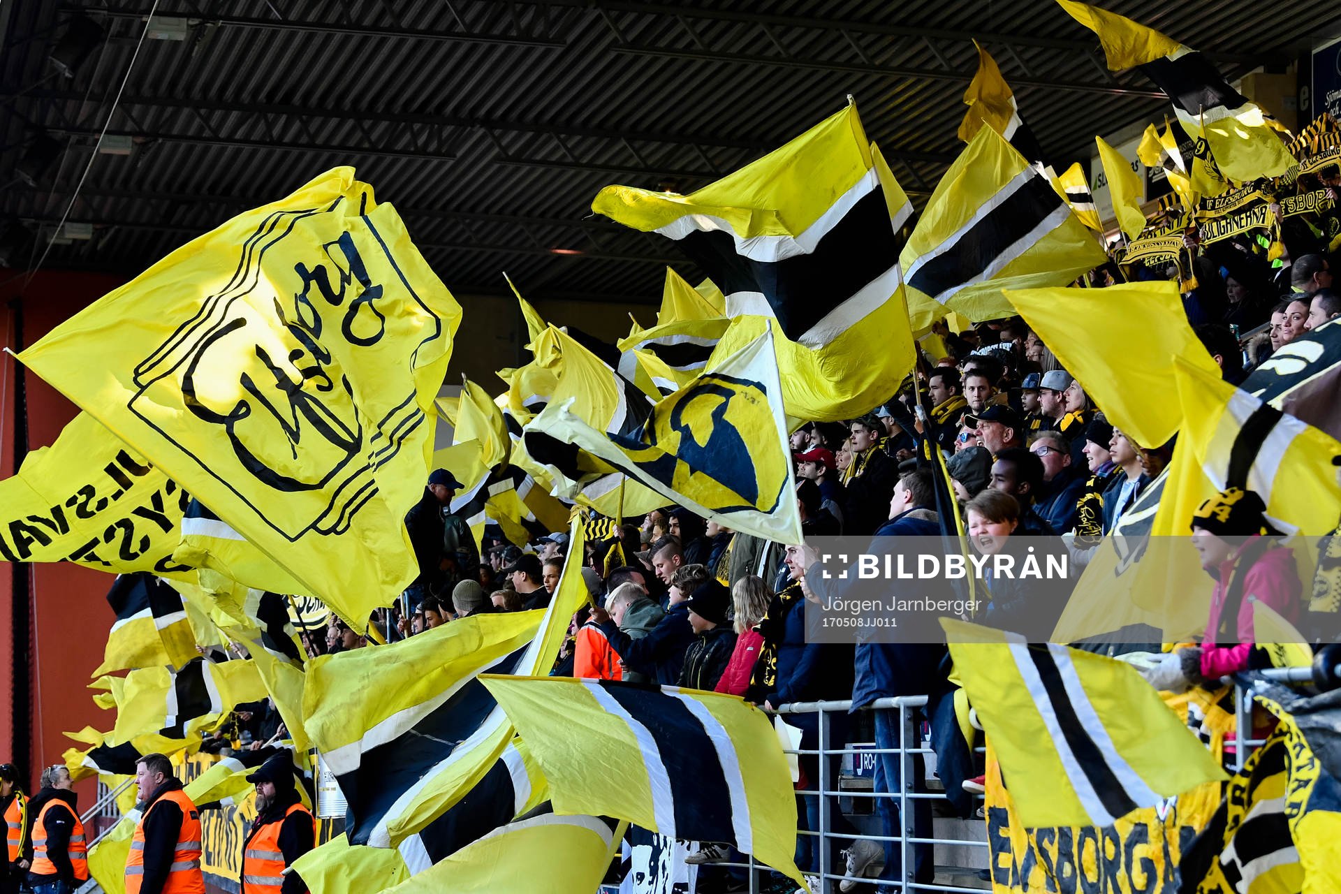 Elfsborgs supportrar med tifo före fotbollsmatchen i