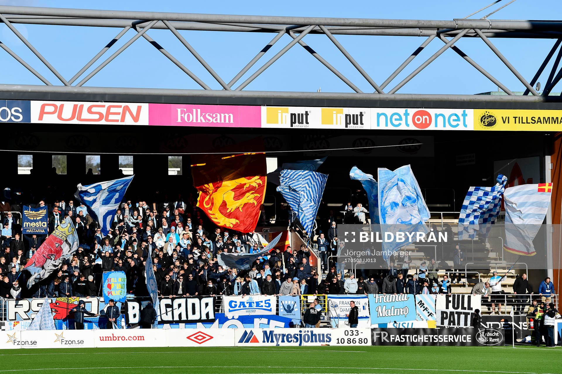 Malmö FFs  supportrar med tifo före fotbollsmatchen i