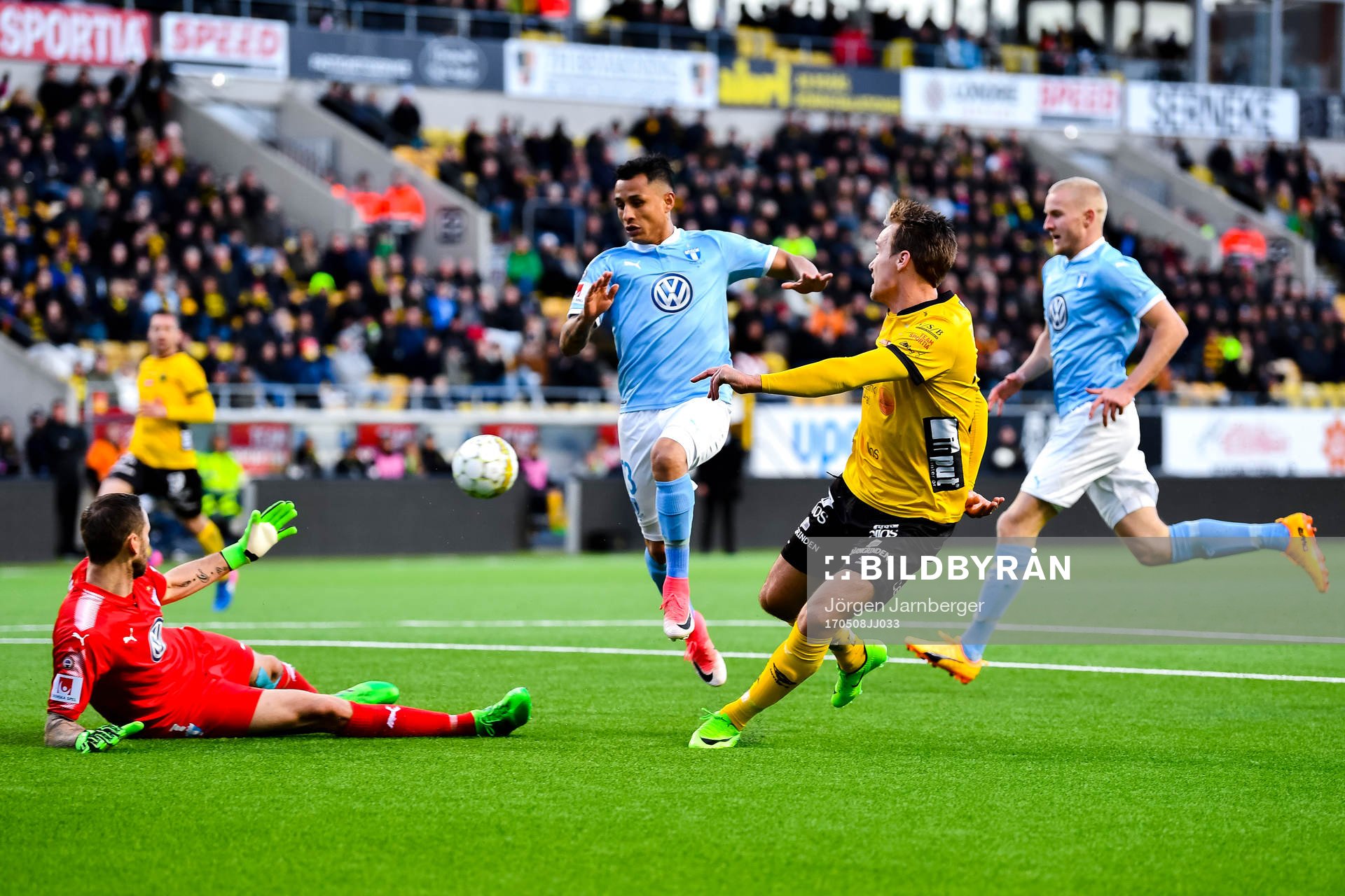 Malmö FFs målvakt Johan Wiland räddar skott fram