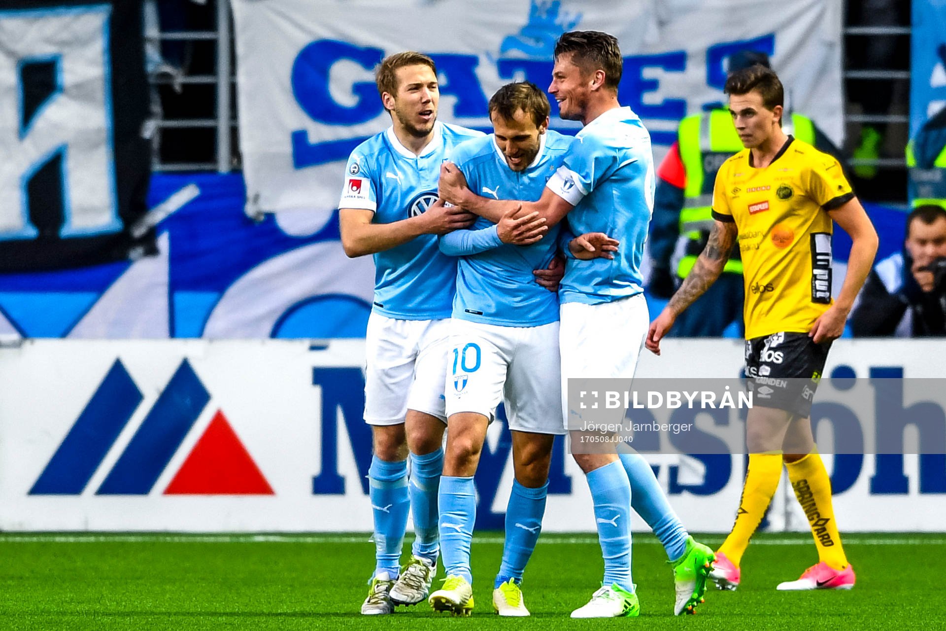 Malmö FFs Anton Tinnerholm , Magnus Wolff Eikrem och Markus Rosenberg jublar efter fotbollsmatchen i Allsvenskan mellan Elfsborg och Malmö FF den 8 maj 2017 i Borås.