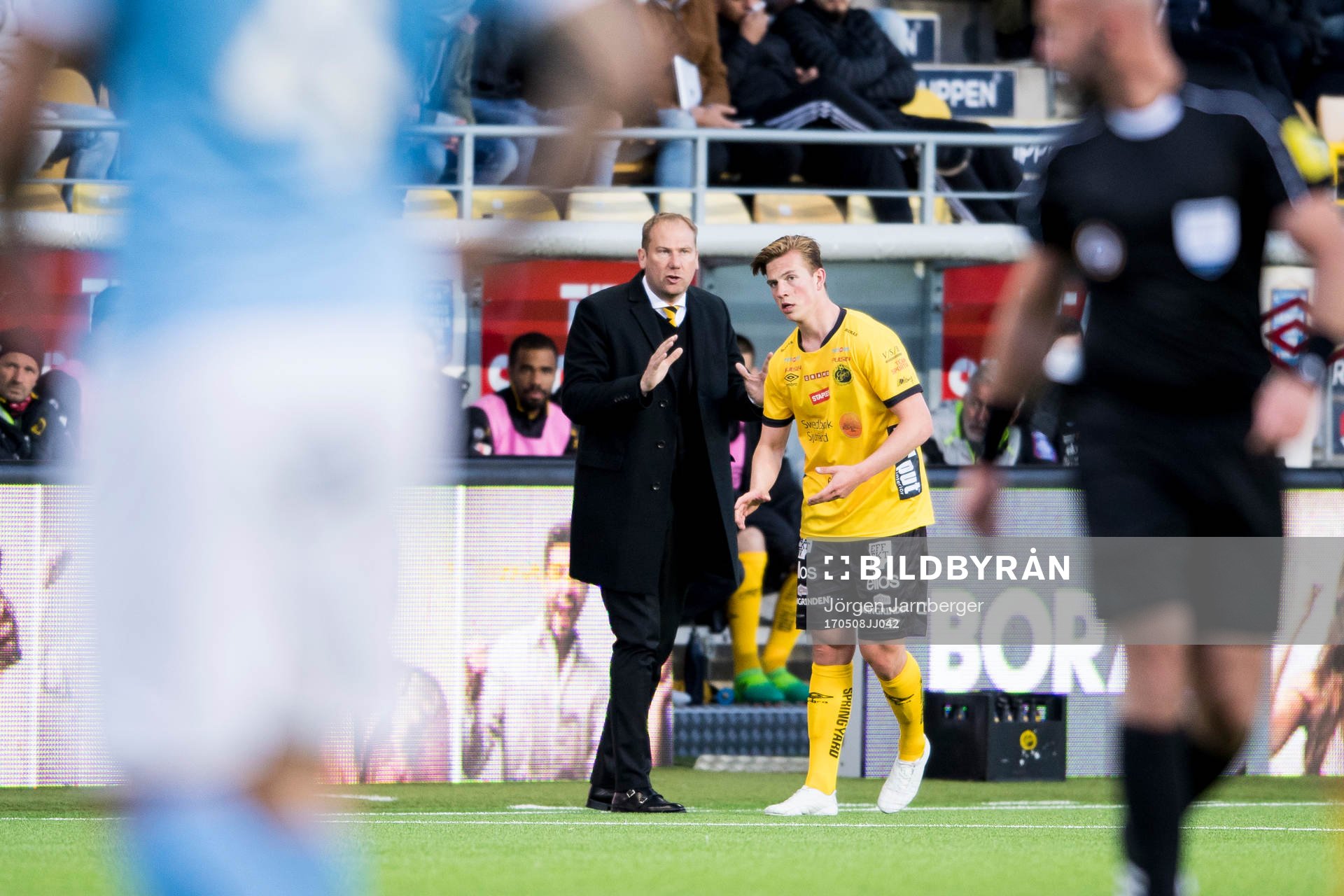 Elfsborgs manager Magnus Haglund pratar med Simon Olsson