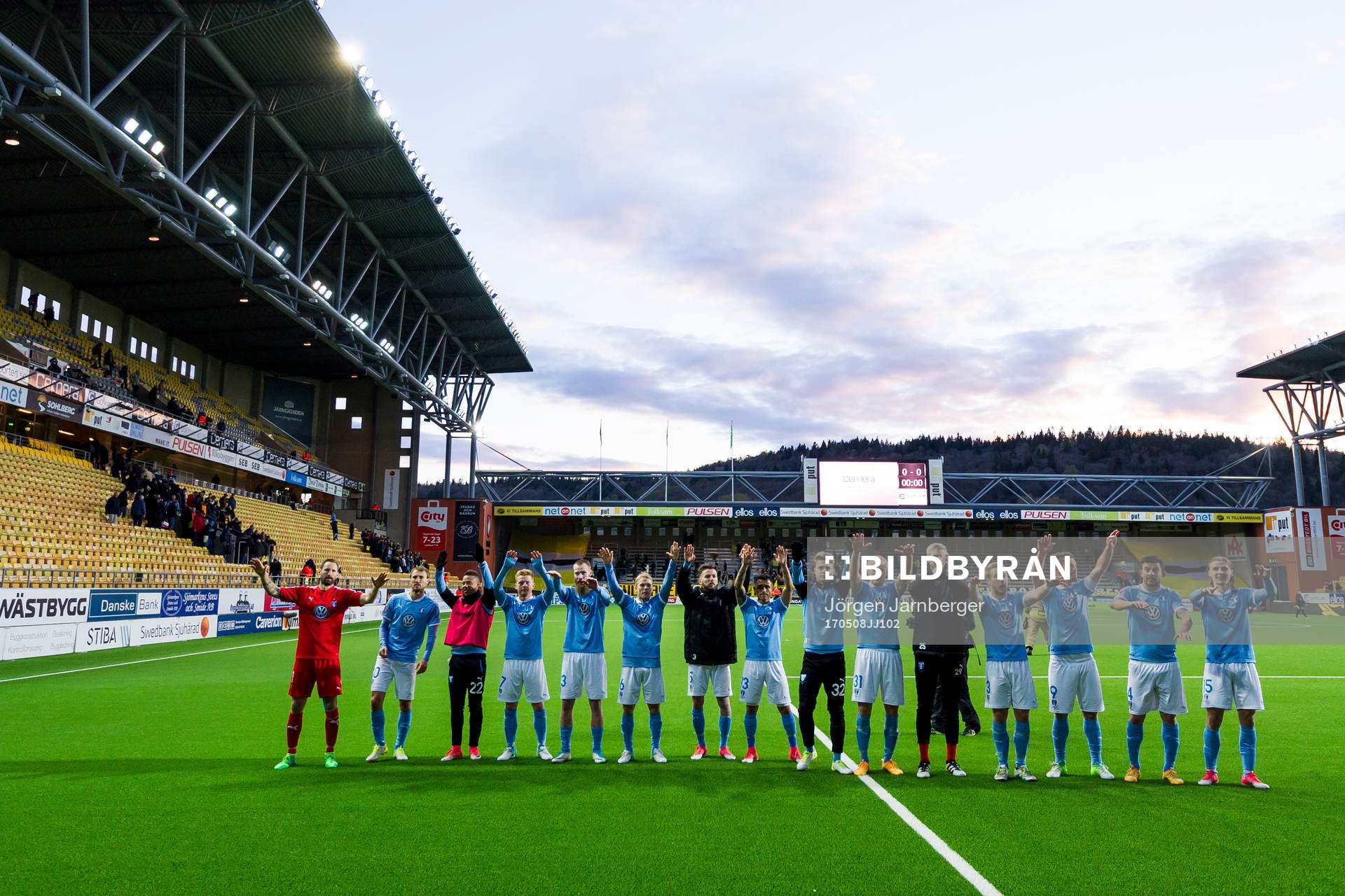 Malmö FFs spelare tackar supportrarna under fotbollsmatchen i Allsvenskan mellan Elfsborg och Malmö FF den 8 maj 2017 i Borås.