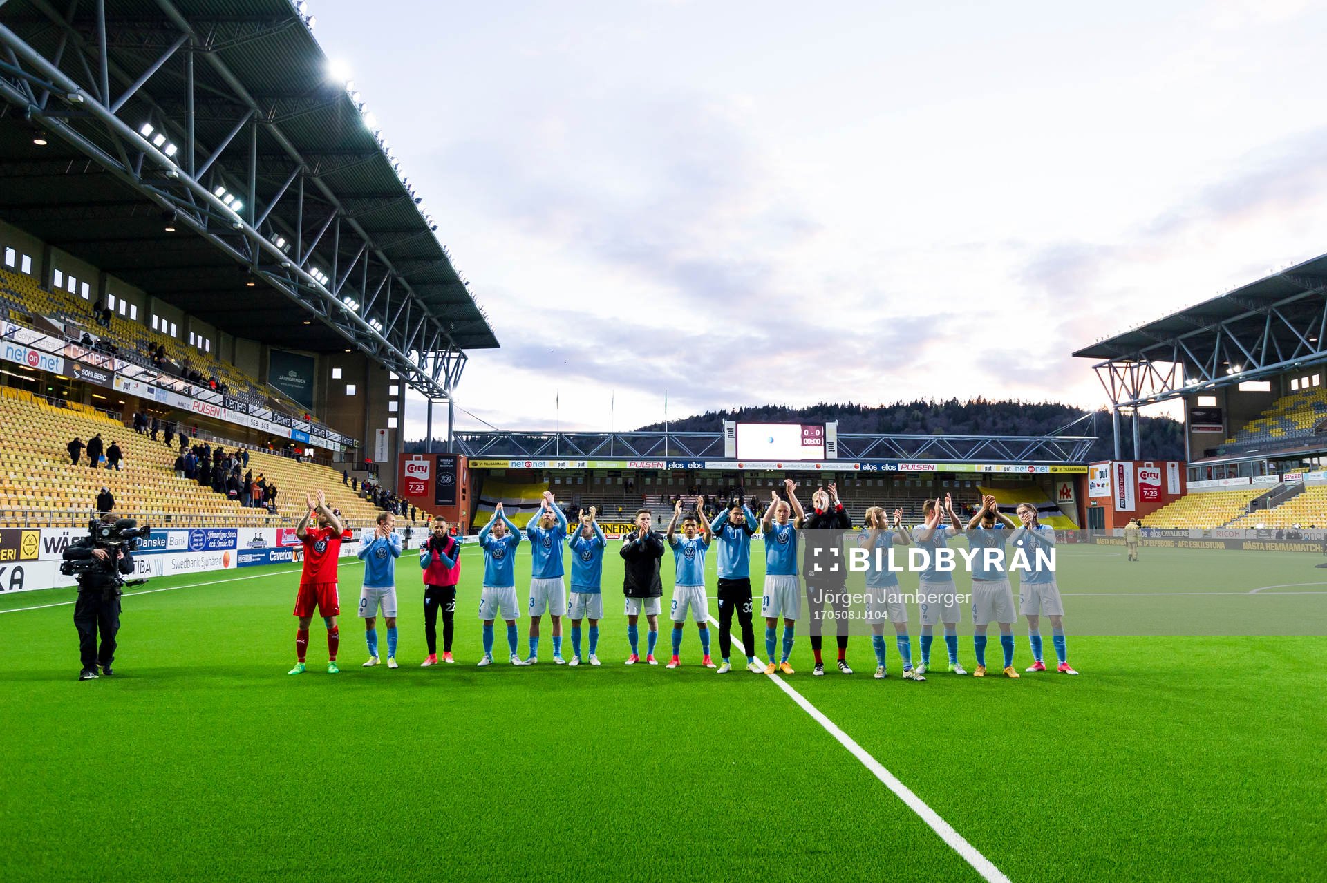 Malmö FFs spelare tackar supportrarna