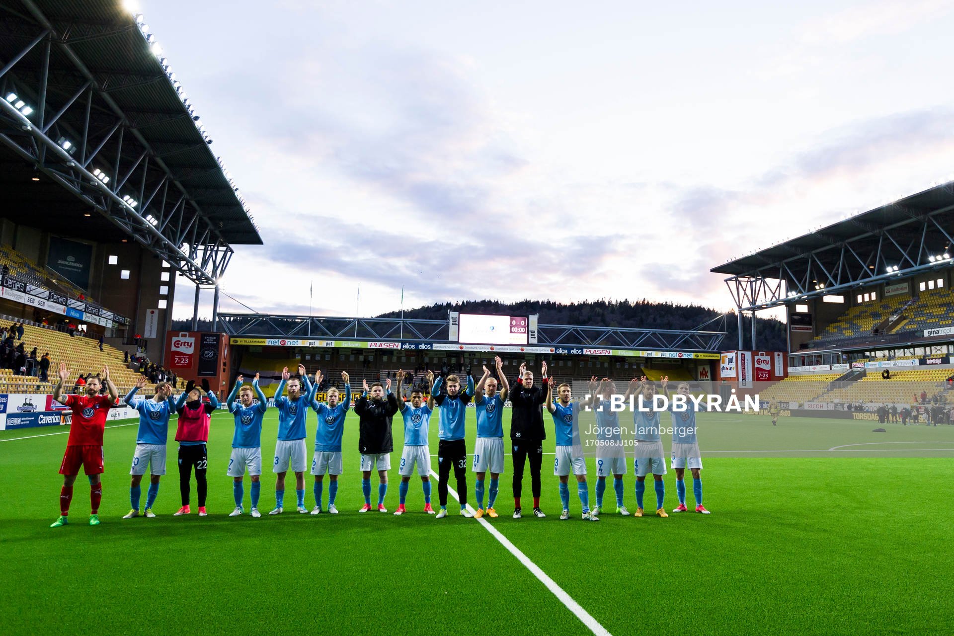 Malmö FFs spelare tackar supportrarna