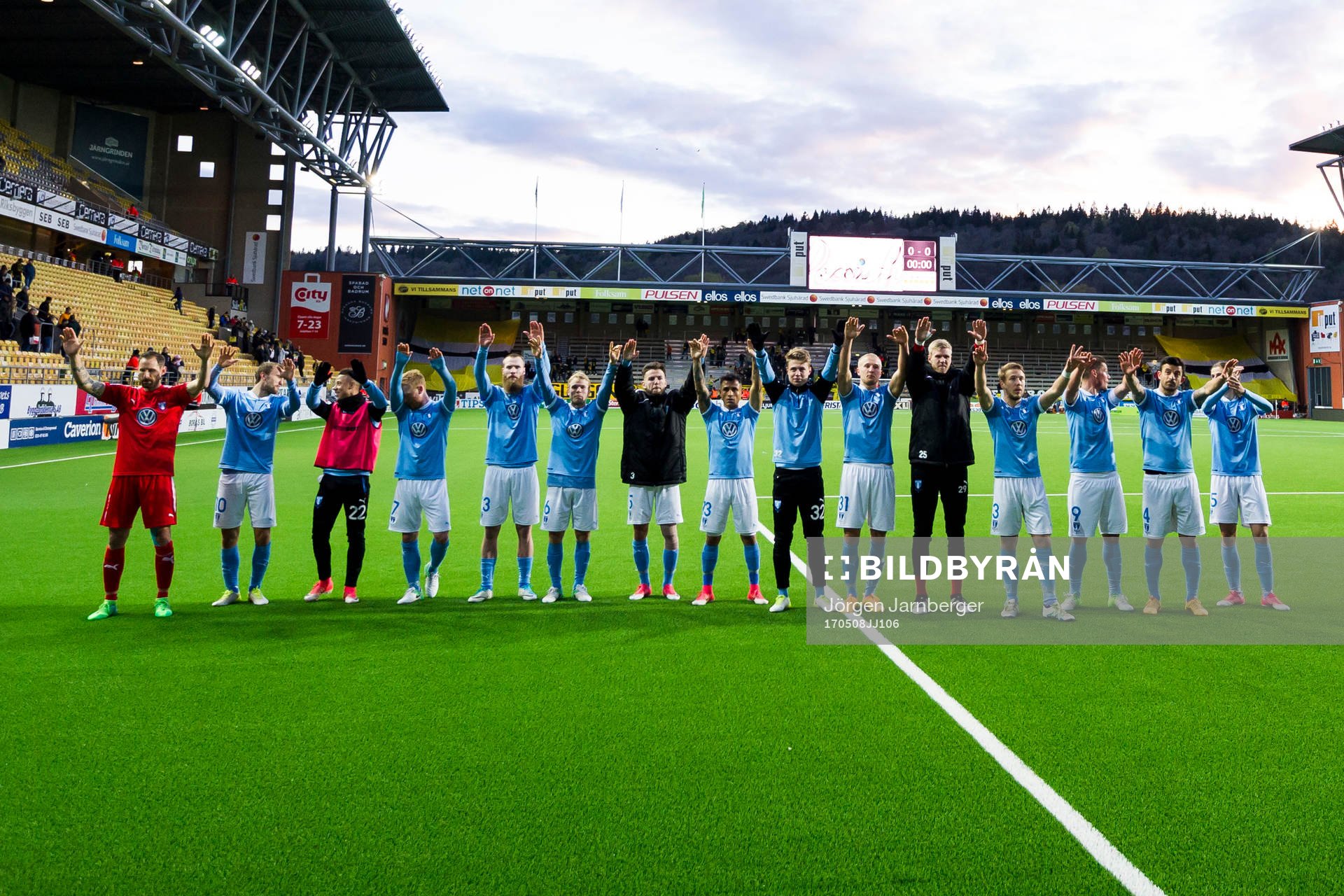 Malmö FFs spelare tackar supportrarna
