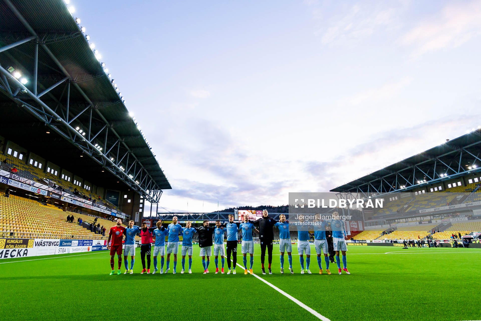 Malmö FFs spelare tackar supportrarna under fotbollsmatchen i Allsvenskan mellan Elfsborg och Malmö FF den 8 maj 2017 i Borås.