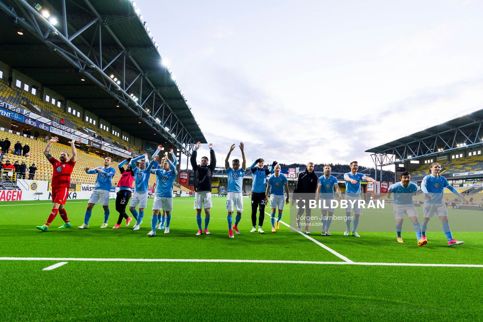 Malmö FFs spelare tackar supportrarna