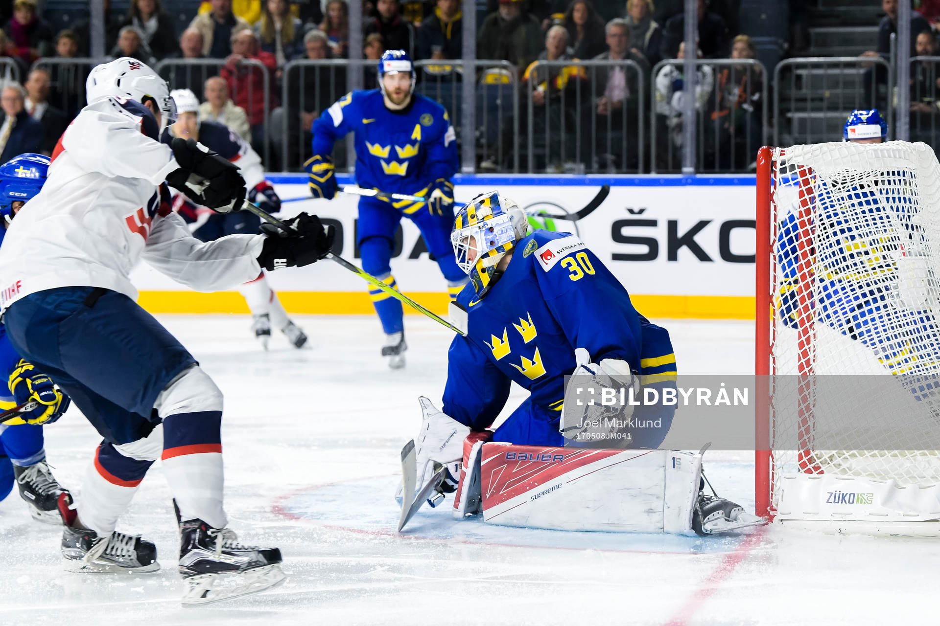 s Johnny Gaudreau gör 3-3 bakom Sveriges målvakt Viktor