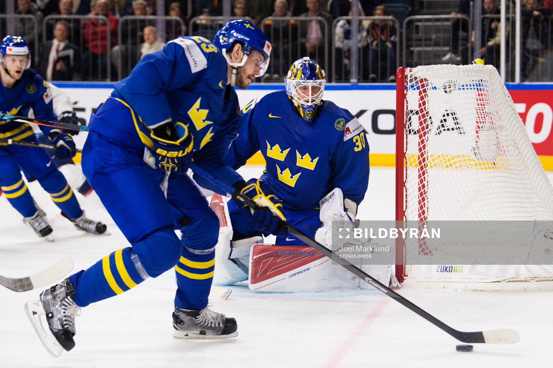 Sveriges Oliver Ekman Larsson och målvakt Viktor Fasth