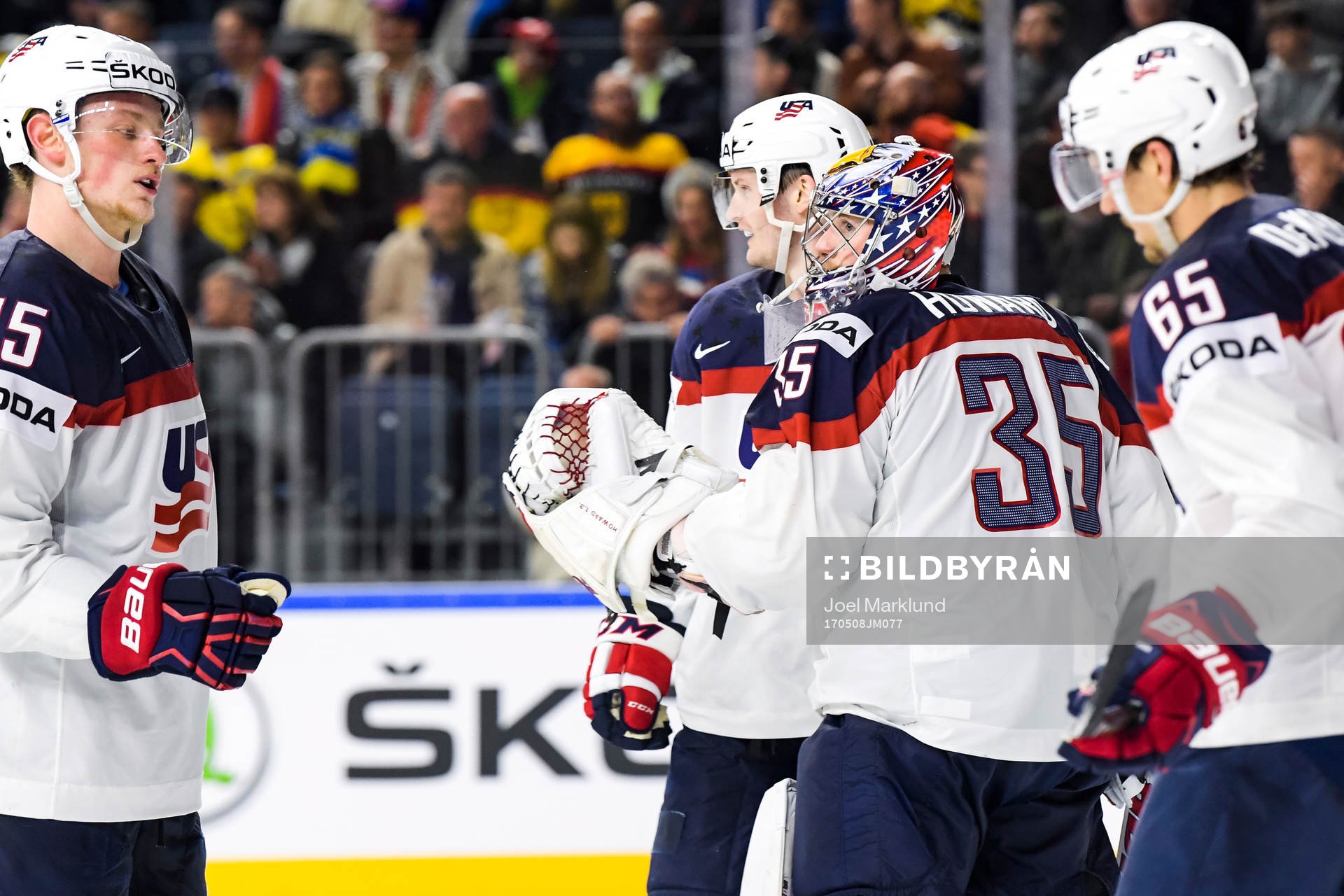 s spelare jublar med målvakt Jimmy Howard