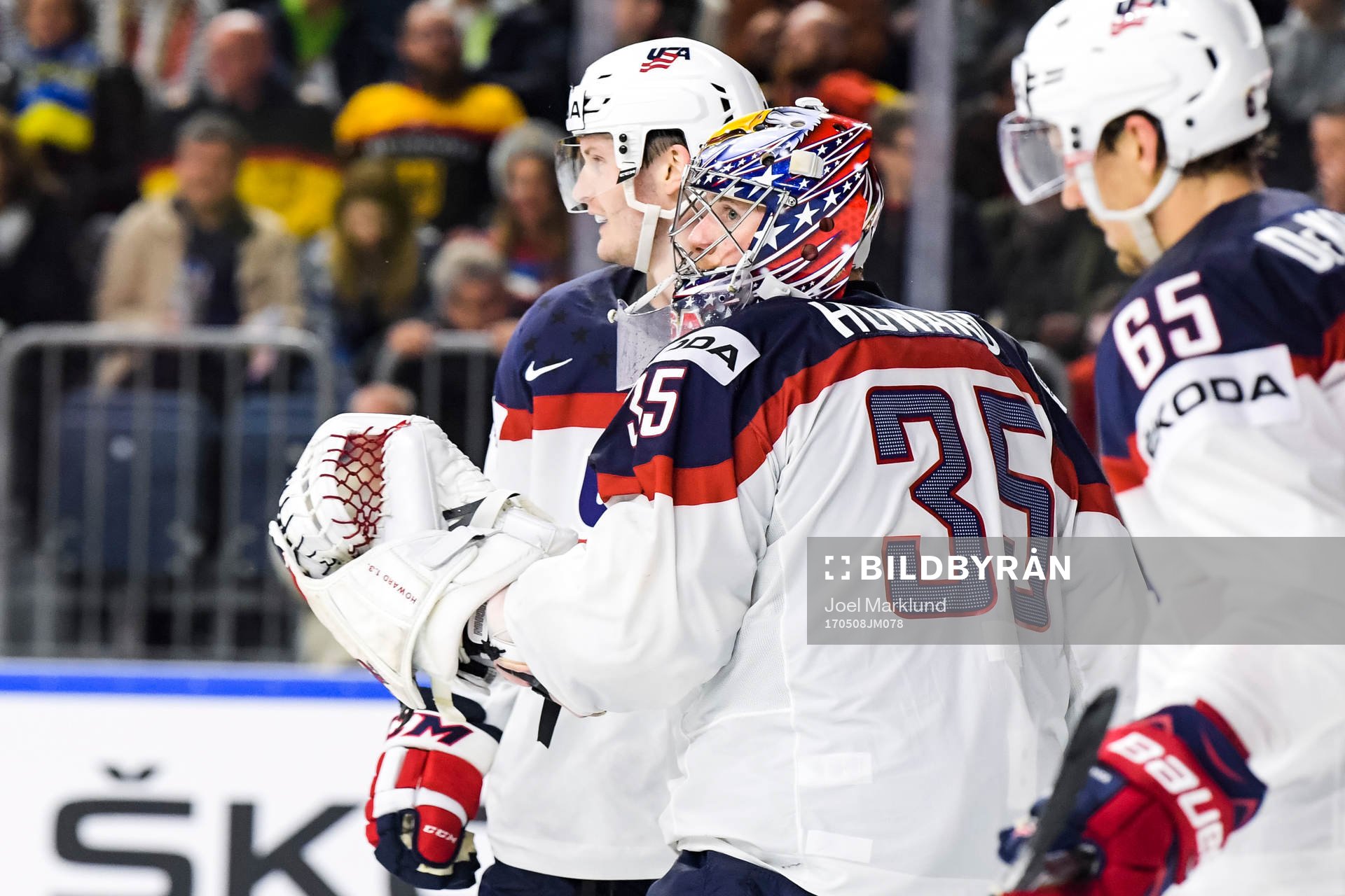 s spelare jublar med målvakt Jimmy Howard