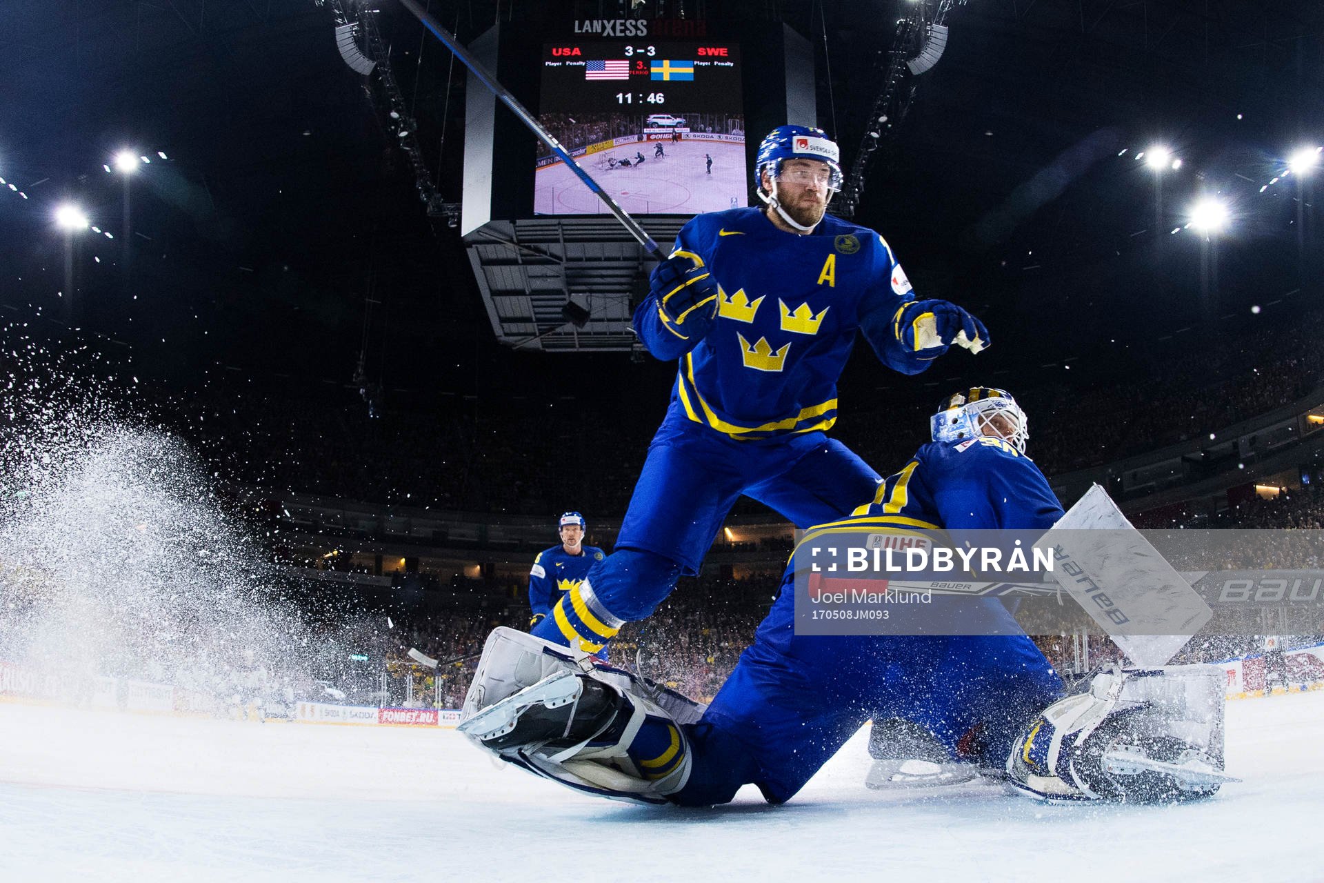 Sveriges Victor Hedman flyger över målvakt Viktor Fasth