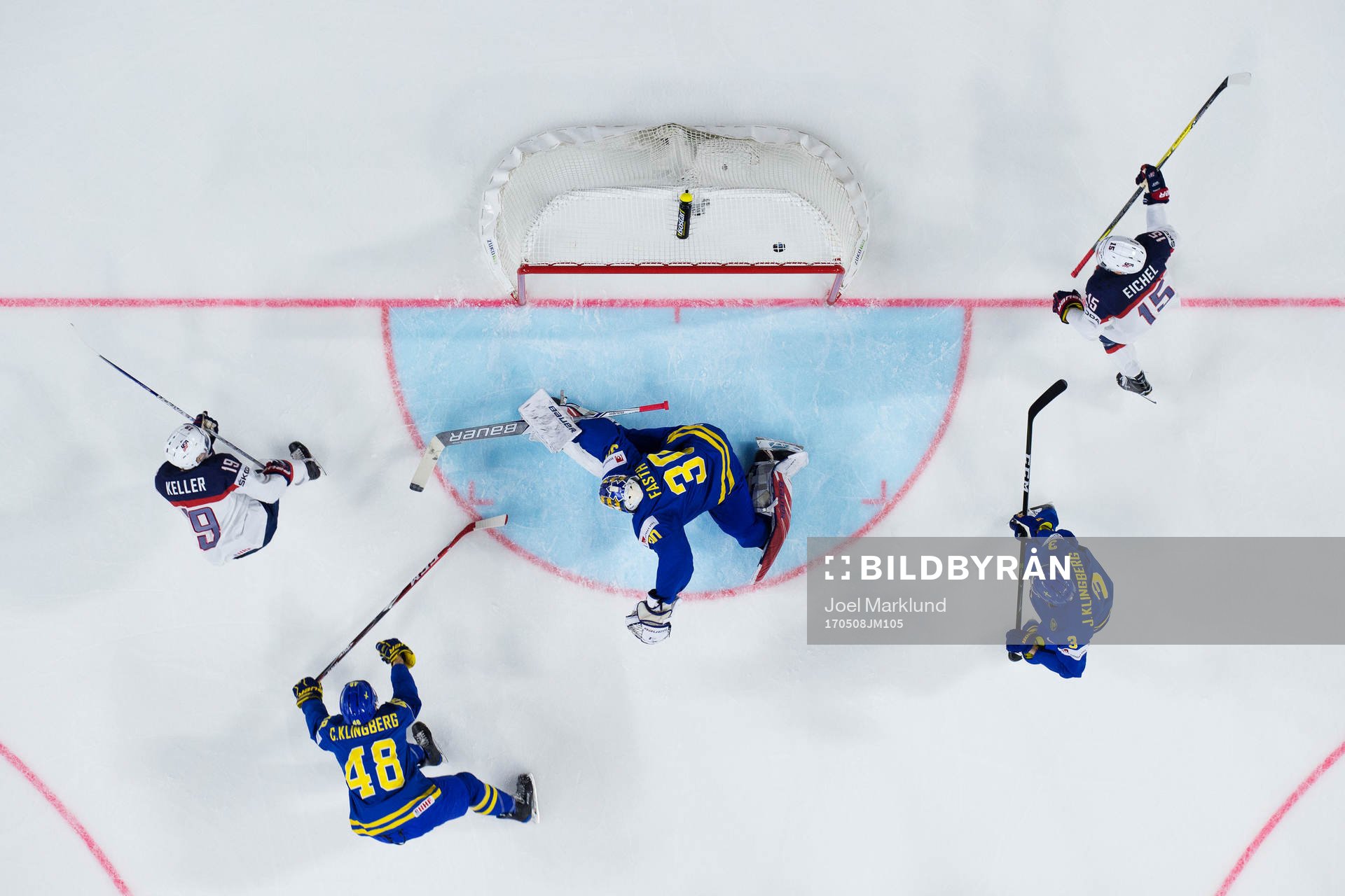 s Clayton Keller och Jack Eichel jublar