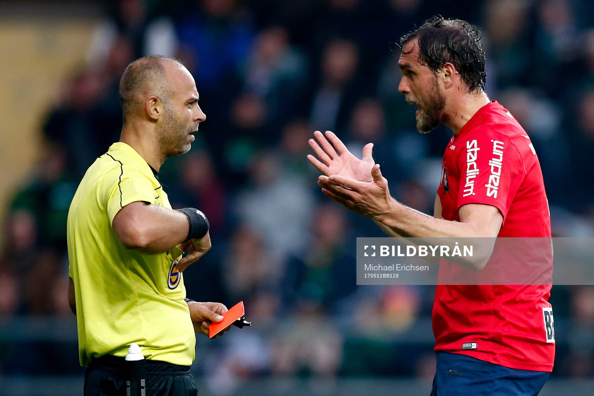 Örgrytes Johan Elmander protesterar hos domare Robert