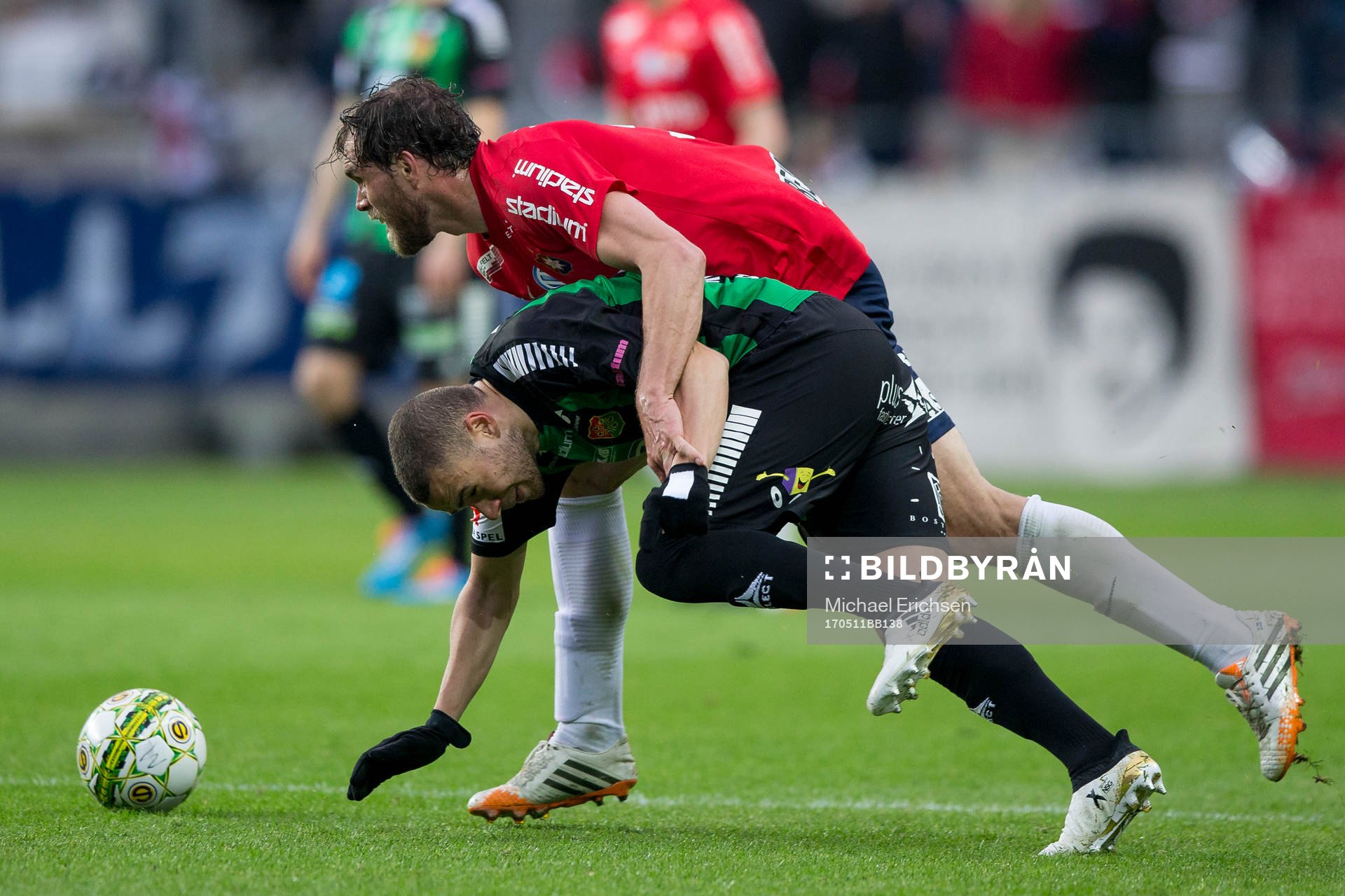 Örgrytes Johan Elmander i kamp med GAIS Malkolm Moenza under fotbollsmatchen i Superettan mellan Örgryte och GAIS den 11 maj 2017 i Göteborg.