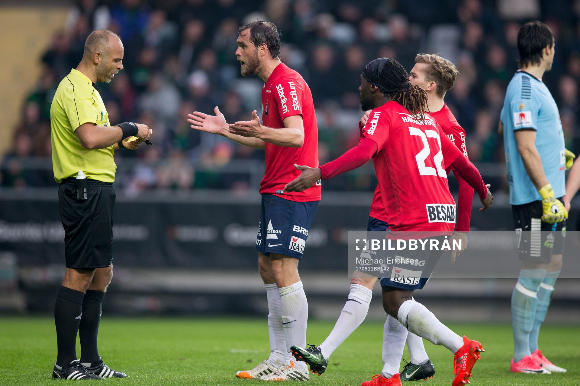 Örgrytes Johan Elmander protesterar mot William