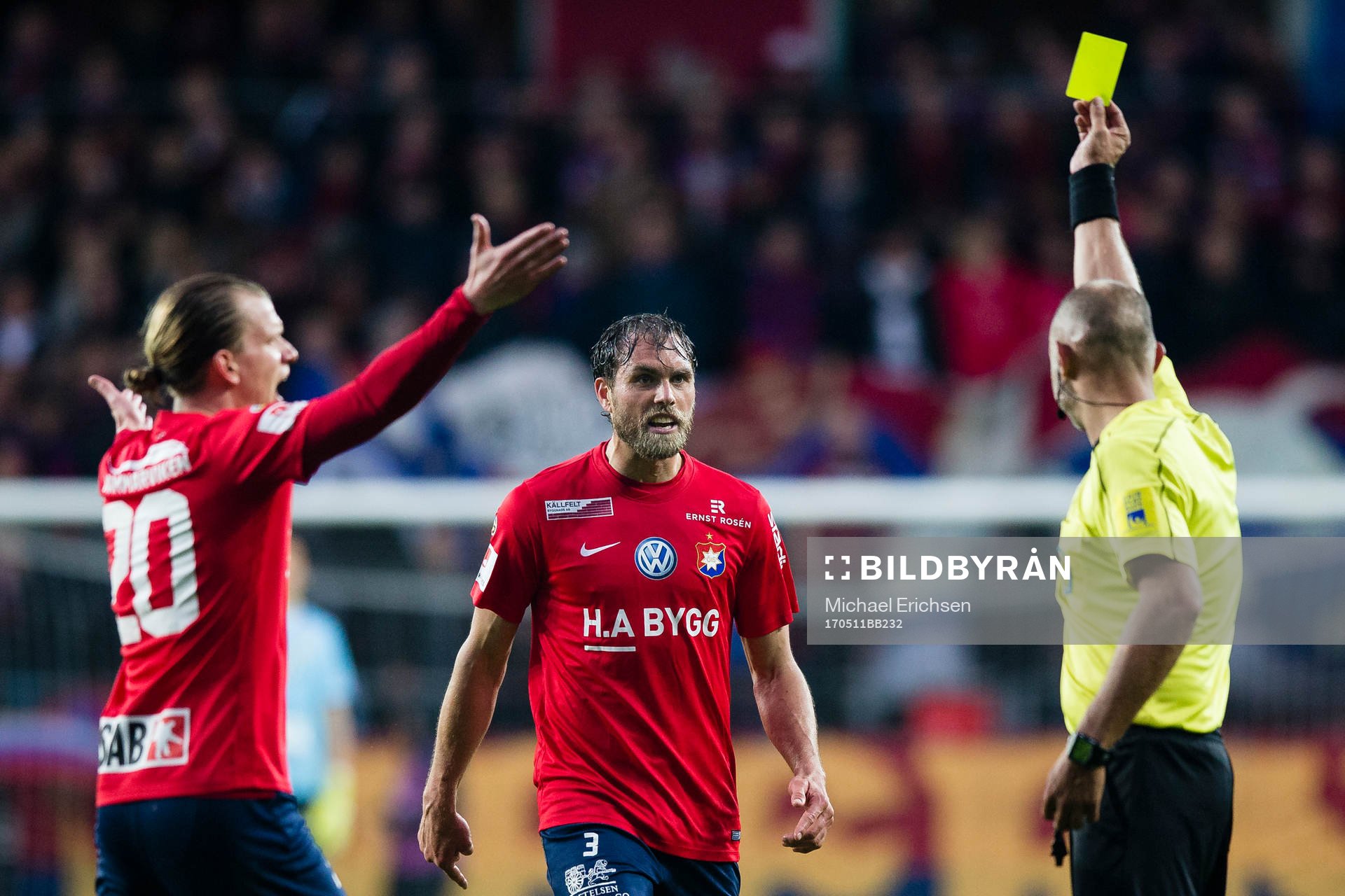Örgrytes Johan Elmander får ett gult kort av domare