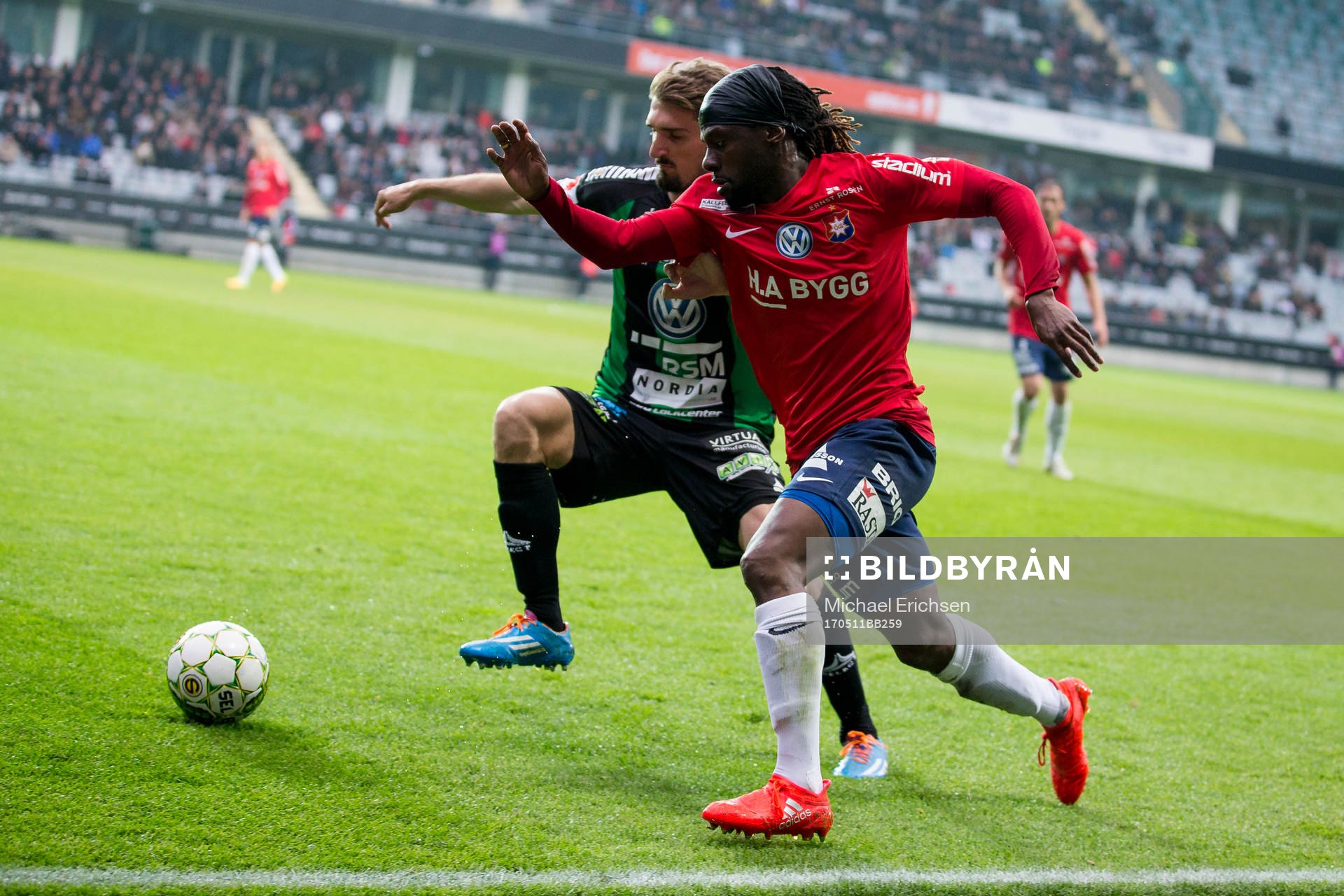 Örgrytes Martin Kayongo-Mutumba i kamp med GAIS Dardan Rexhepi under fotbollsmatchen i Superettan mellan Örgryte och GAIS den 11 maj 2017 i Göteborg.
