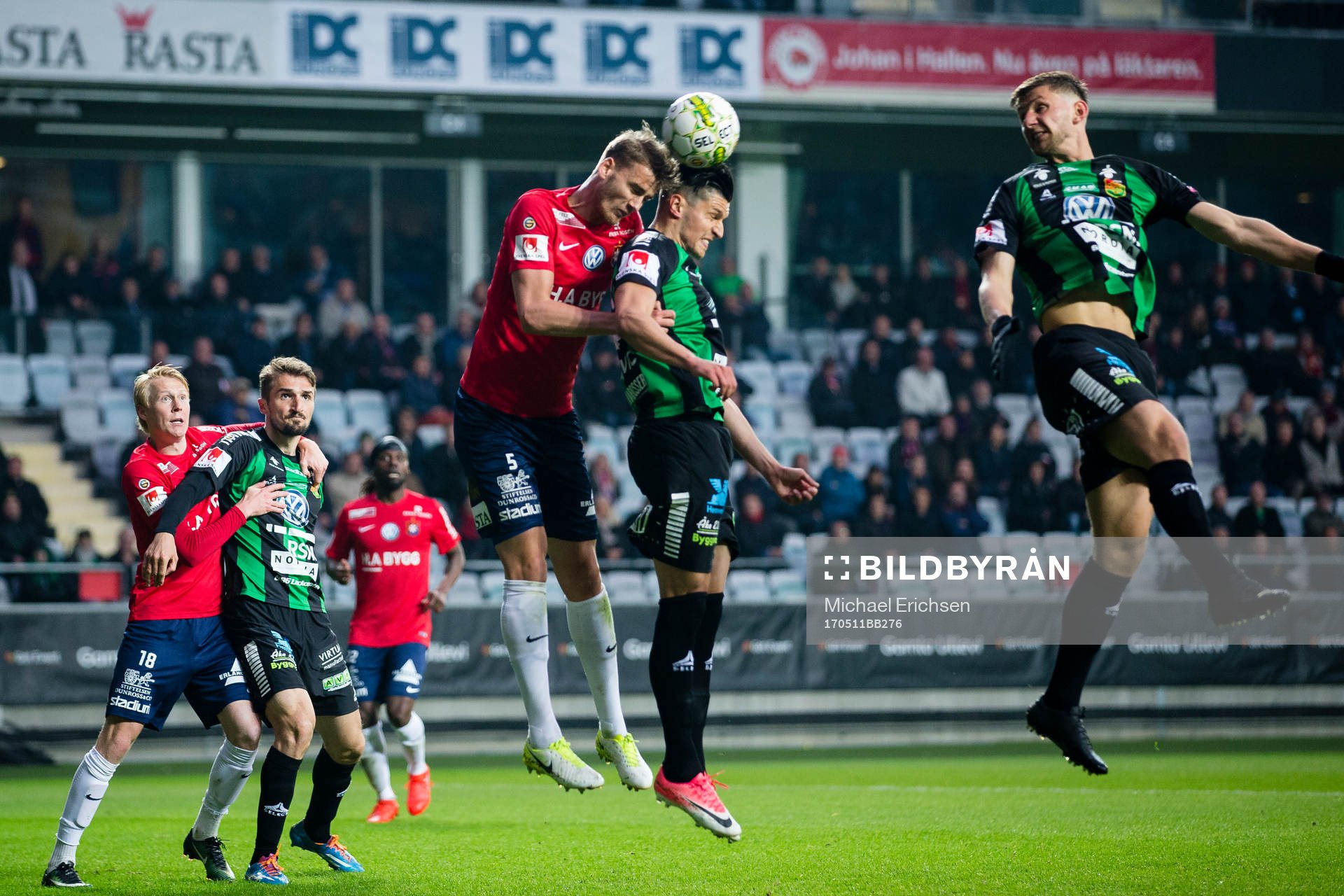 Örgrytes Johan Hammar i nickduell med GAIS Luka Mijaljevic