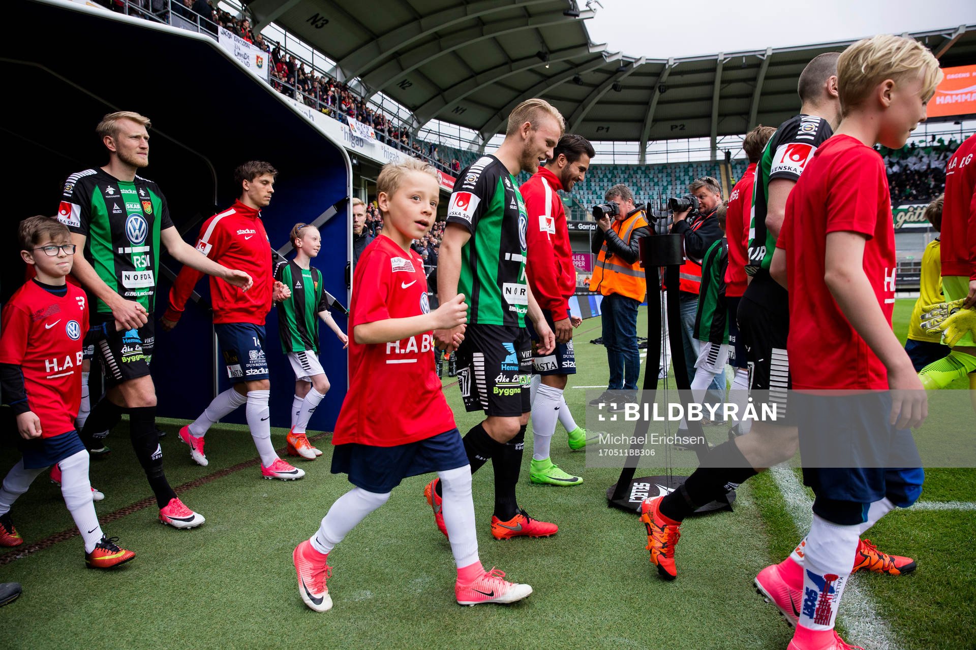 Lagen på väg ut till fotbollsmatchen i Superettan mellan