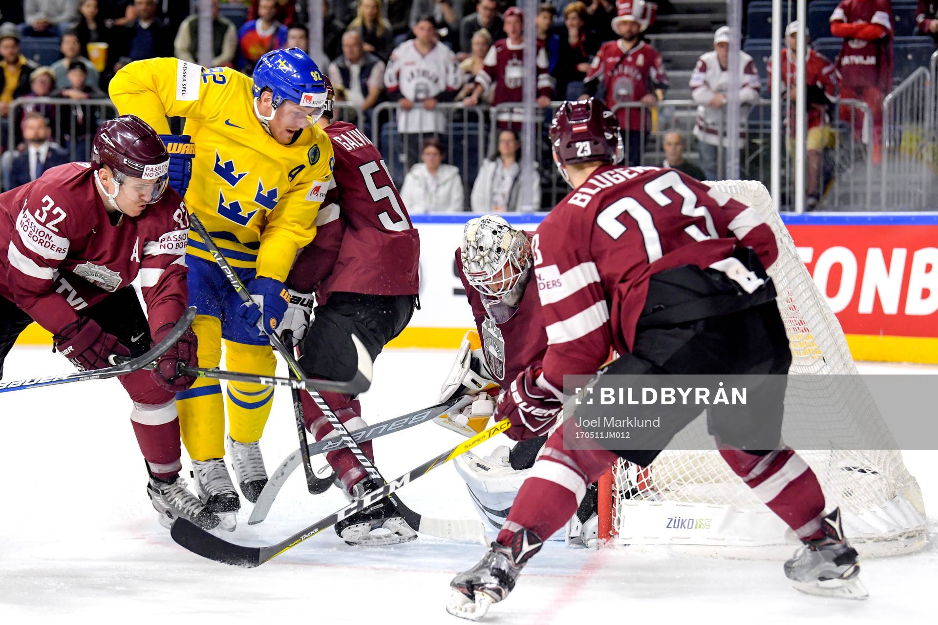 Sveriges Gabriel Landeskog gör 1-0 bakom Lettlands