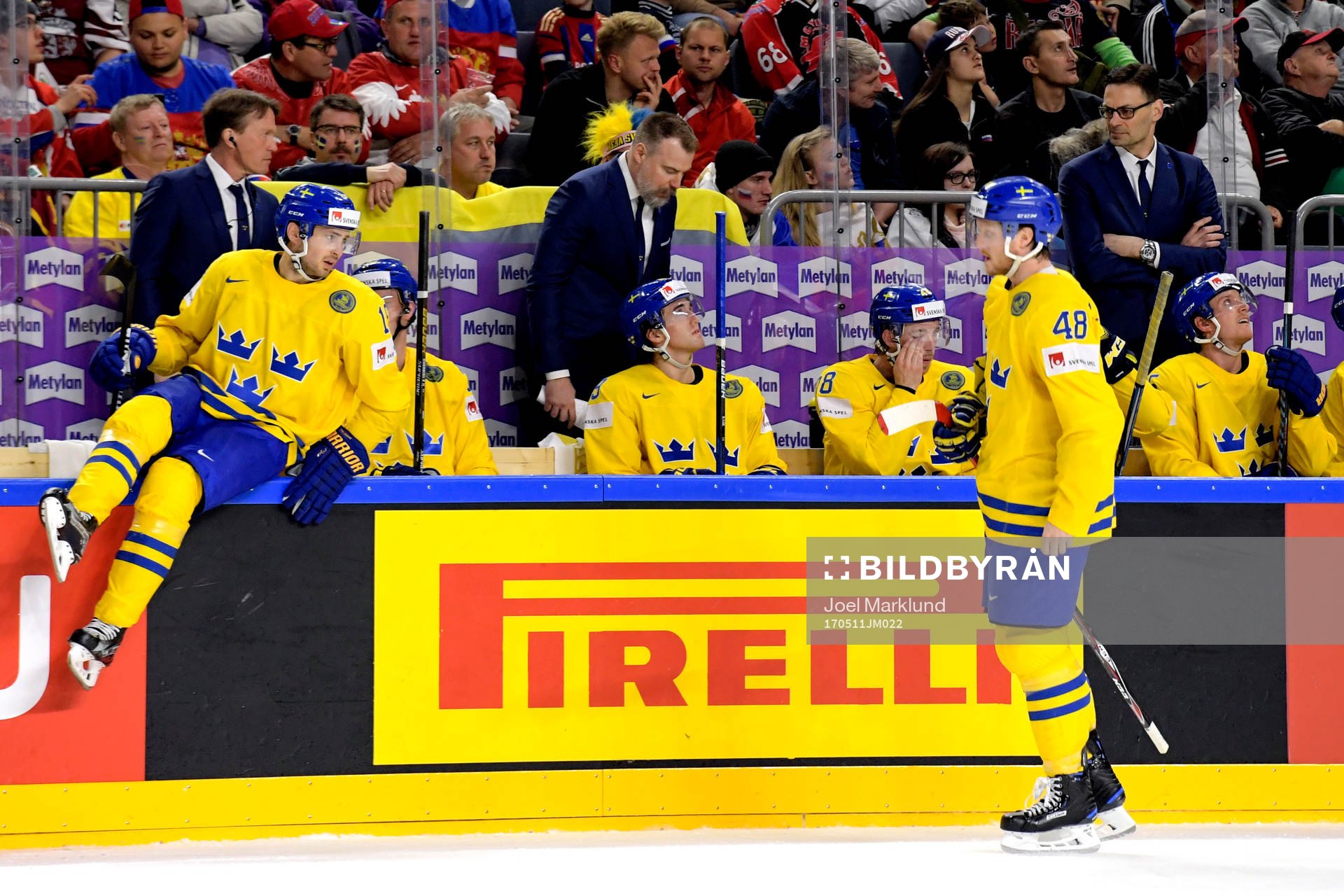 Sveriges bänk med assisterande tränare Johan Garpenlöv,