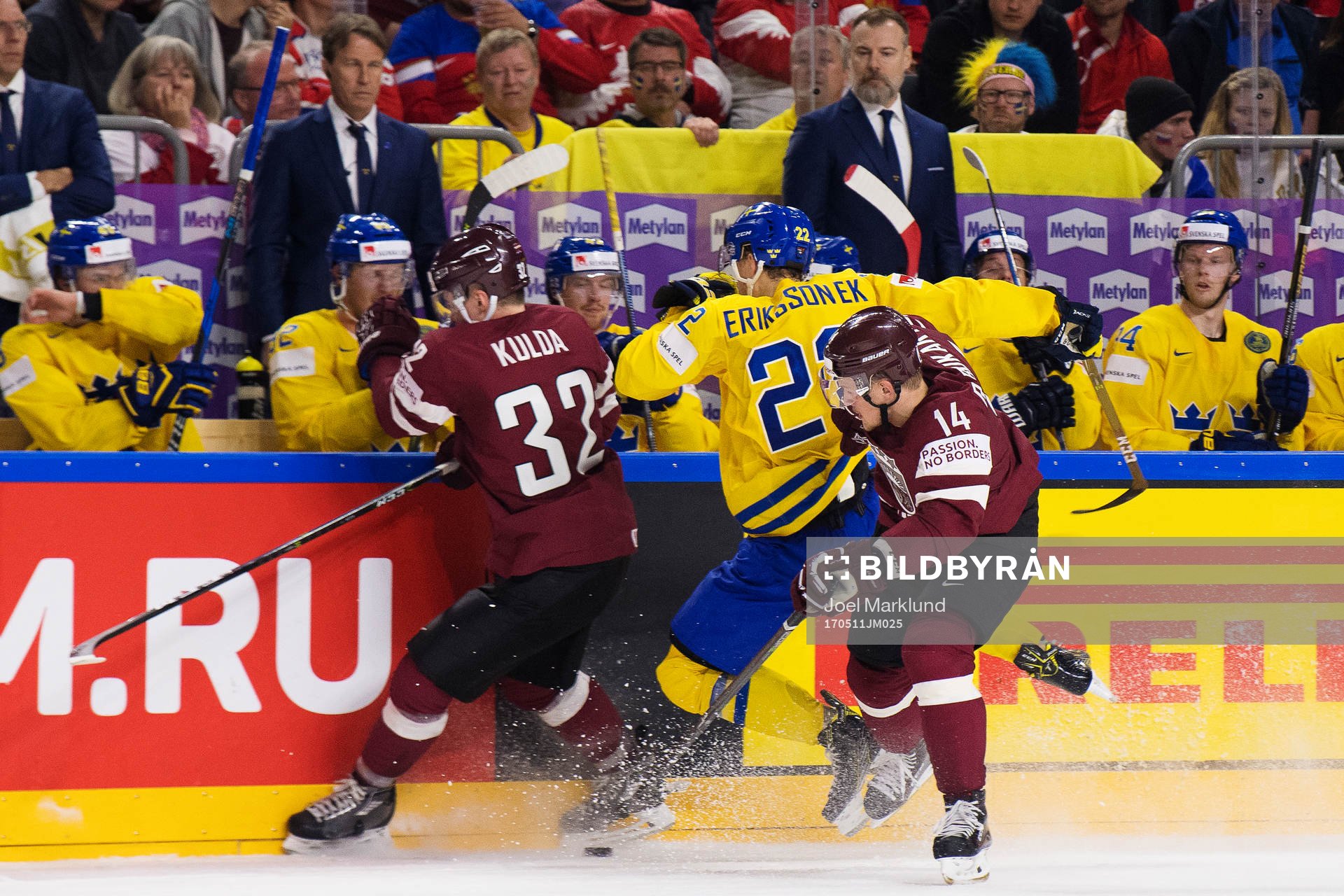 Lettlands Arturs Kulda och Rihards Bukarts tacklar Sveriges
