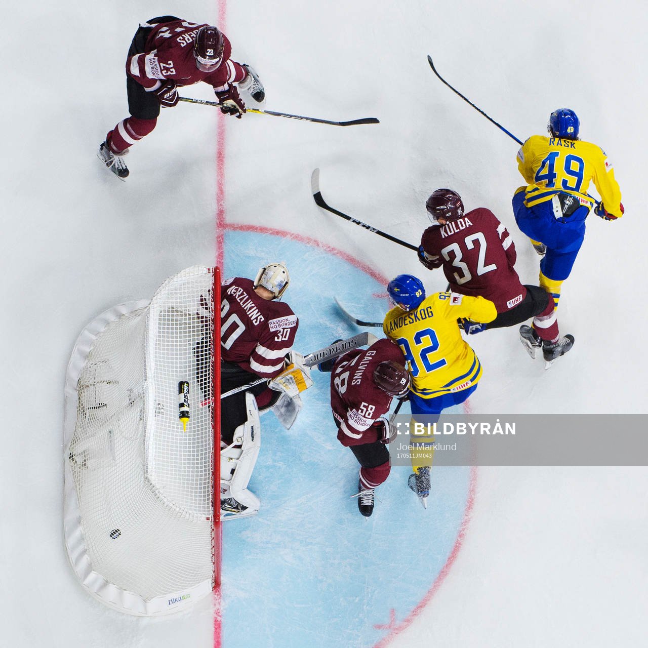 Sveriges Gabriel Landeskog gör 1-0 bakom Lettlands