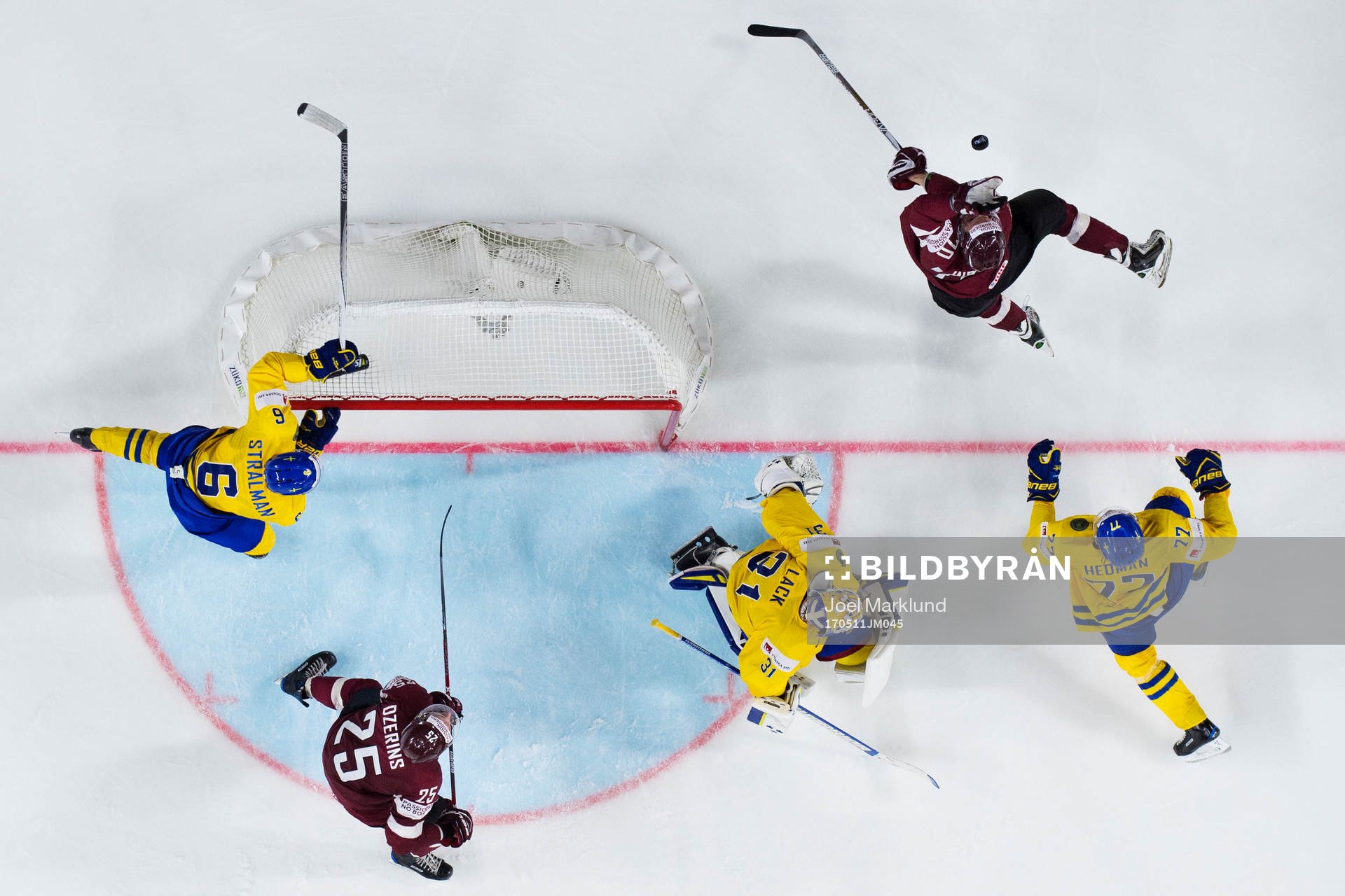 Sveriges Anton Strålman, målvakt Eddie Läck och Victor