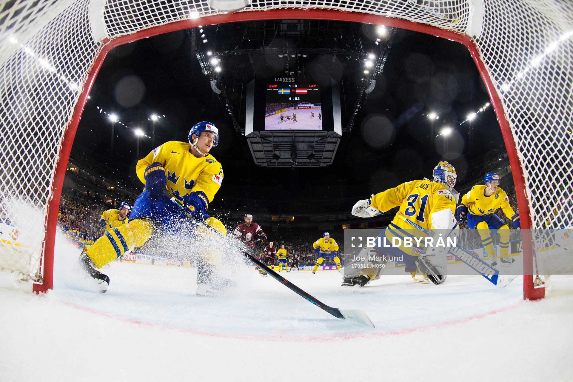 Sveriges Jonas Brodin och målvakt Eddie Läck