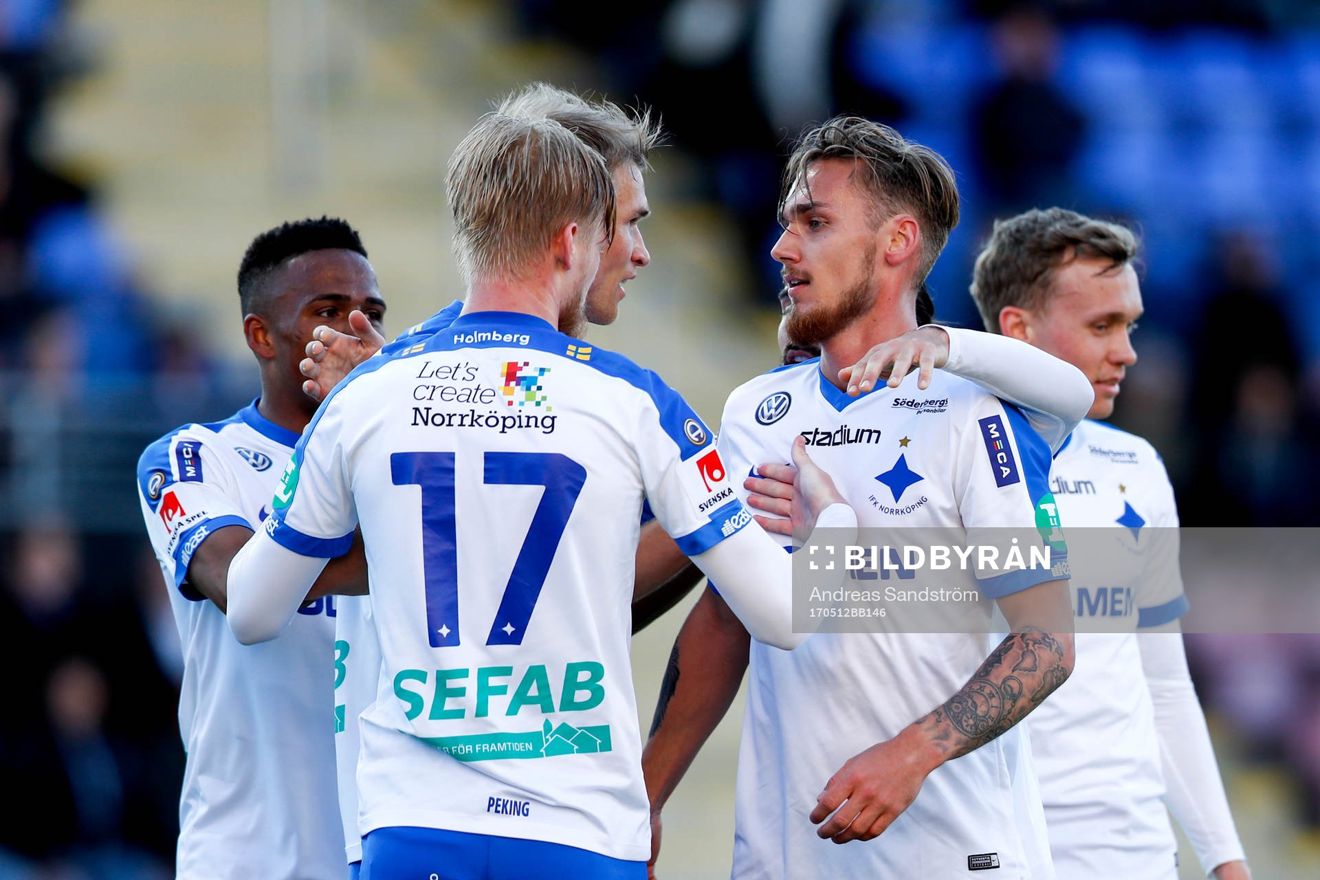 Norrköpings Kalle Holmberg jublar med lagkamrater