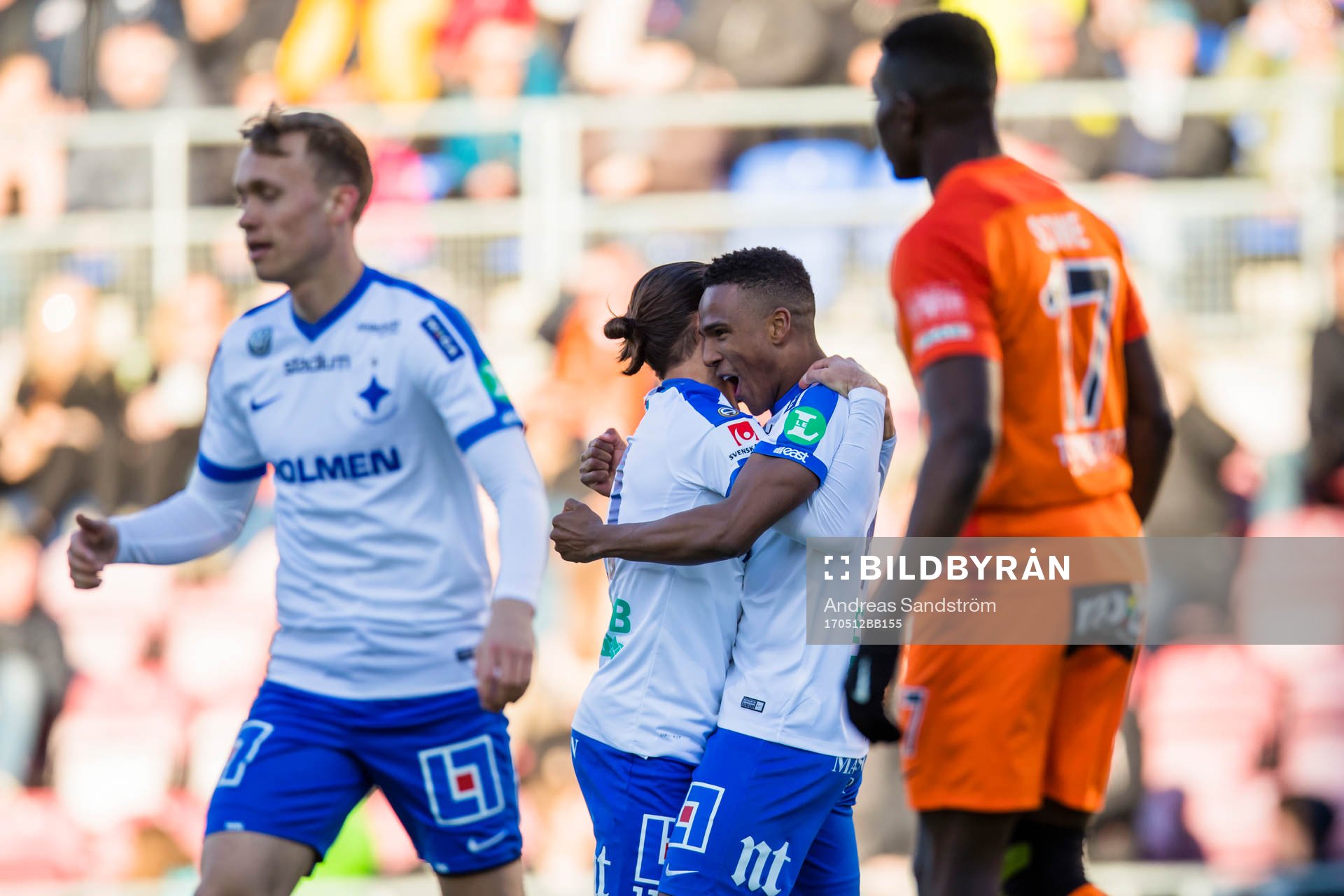 Norrköpings Niclas Eliasson (2:a höger) gör 0-1 och omfamnas av Christopher Telo under fotbollsmatchen i Allsvenskan mellan AFC Eskilstuna och Norrköping den 12 Maj 2017 i Eskilstuna.