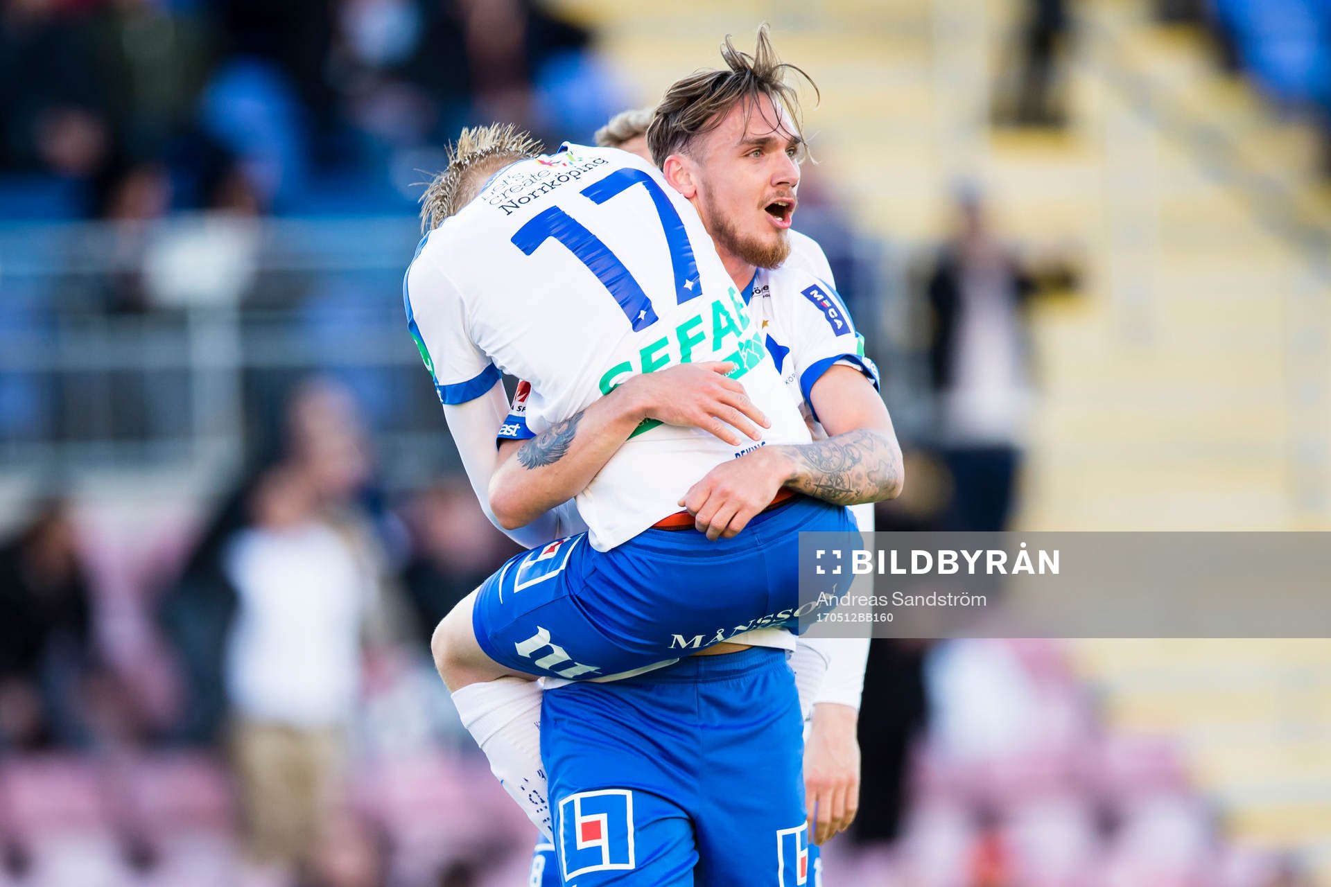 Norrköpings målskytt Karl Holmberg hoppar upp i famnen