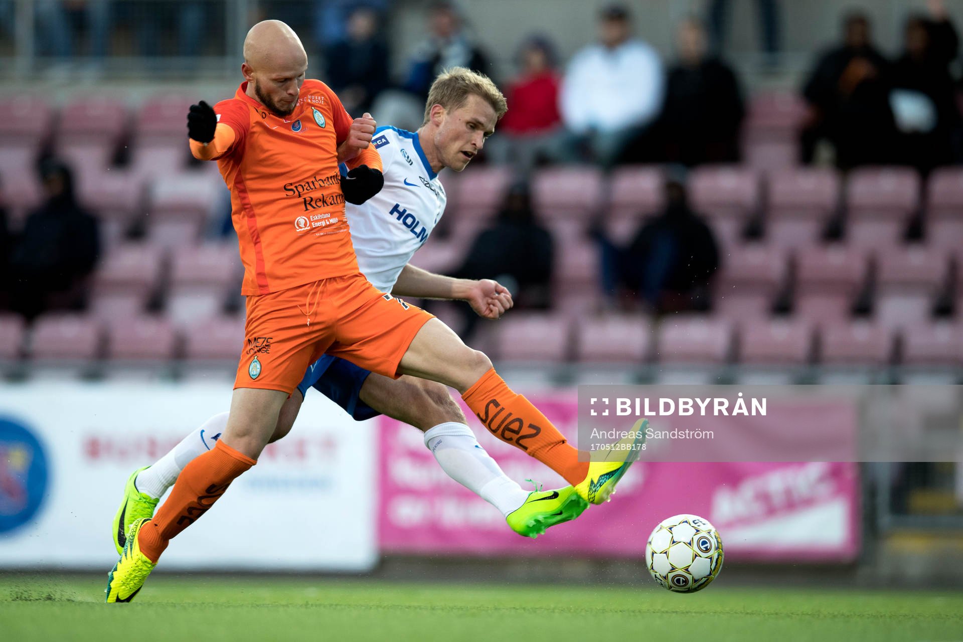 Norrköpings Sebastian Andersson och AFC Eskilstunas Zourab Tsisaridze under fotbollsmatchen i Allsvenskan mellan AFC Eskilstuna och Norrköping den 12 Maj 2017 i Eskilstuna.
