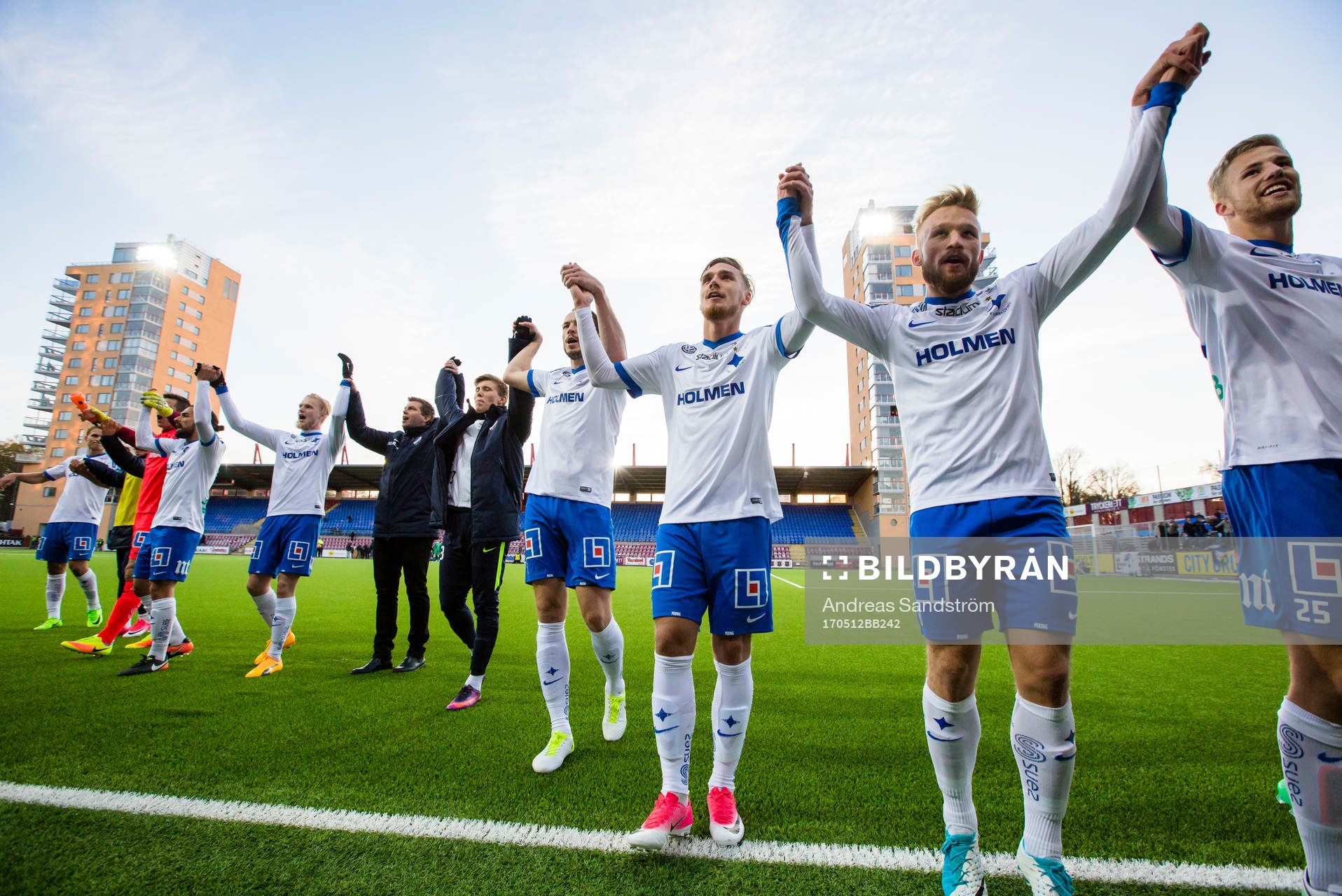 Norrköpings spelare jublar och tackar supportrarna