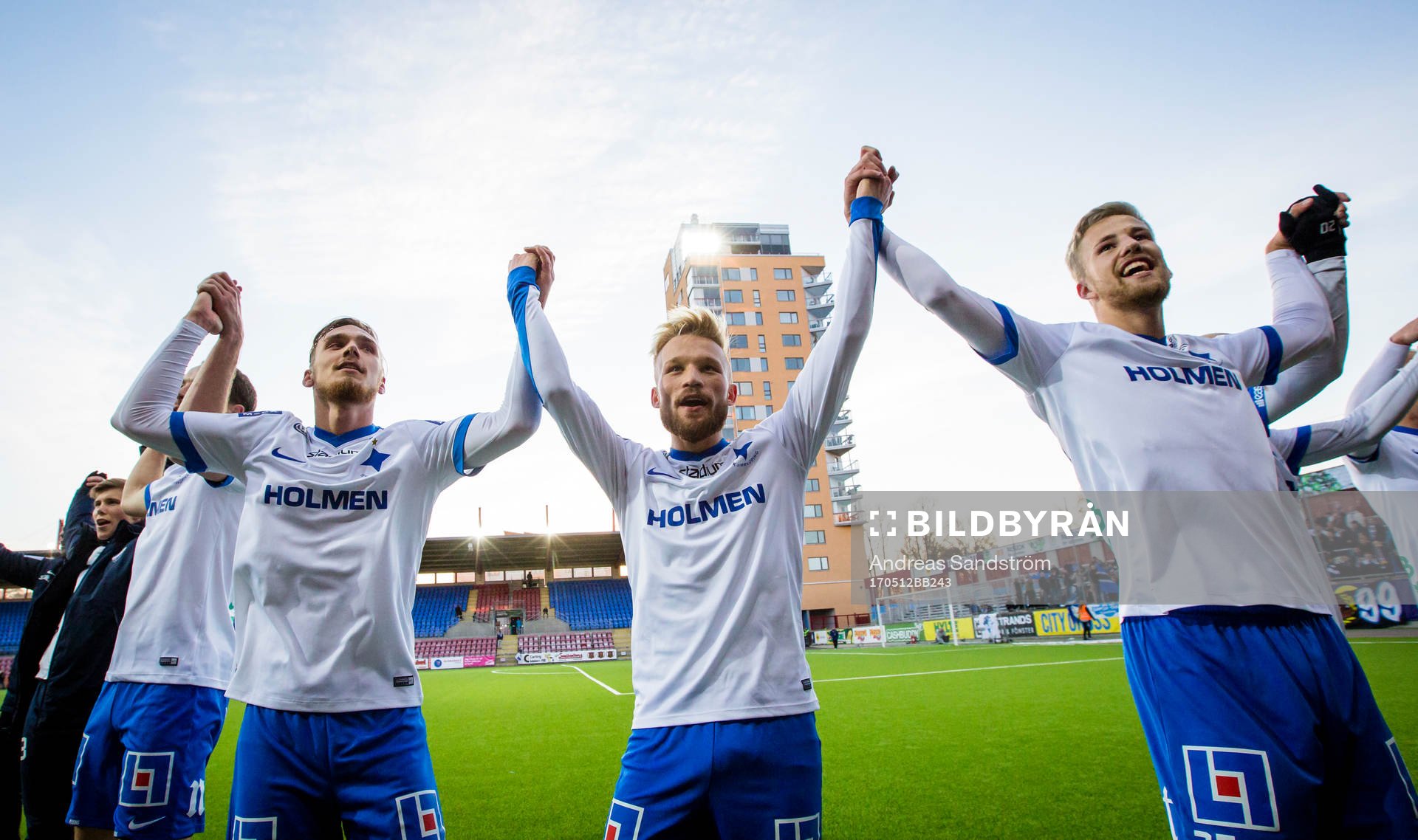 Norrköpings spelare med Nicklas Bärkroth i mitten, jublar